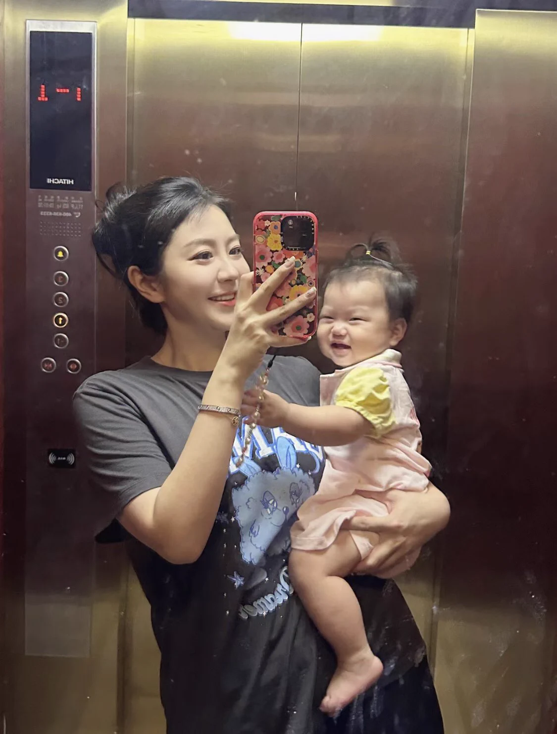 94年小辣妈，已育一个小不点，不小心混到了阿姨的年龄，依然有颗18岁骚动的少女心～正常轨迹生活太久了，玩Twitter只想寻找有趣的灵魂，有眼缘的话聊聊，试着相互了解，前提是线下不干涉生活，只是身体上的互相慰藉，冲浪勿扰，同城优先回！！联系方式：https://t.co/qzh2UE3q8a https://t.co/e5ElY0kvcK