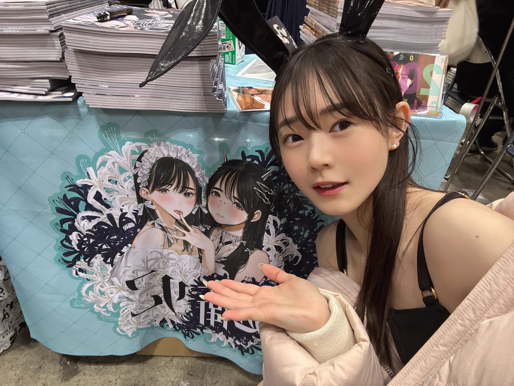 コミケ設営できた！【東3ホール　ケ　59a 】です👯‍♀️全身はみせられません https://t.co/PmU37GGgg1