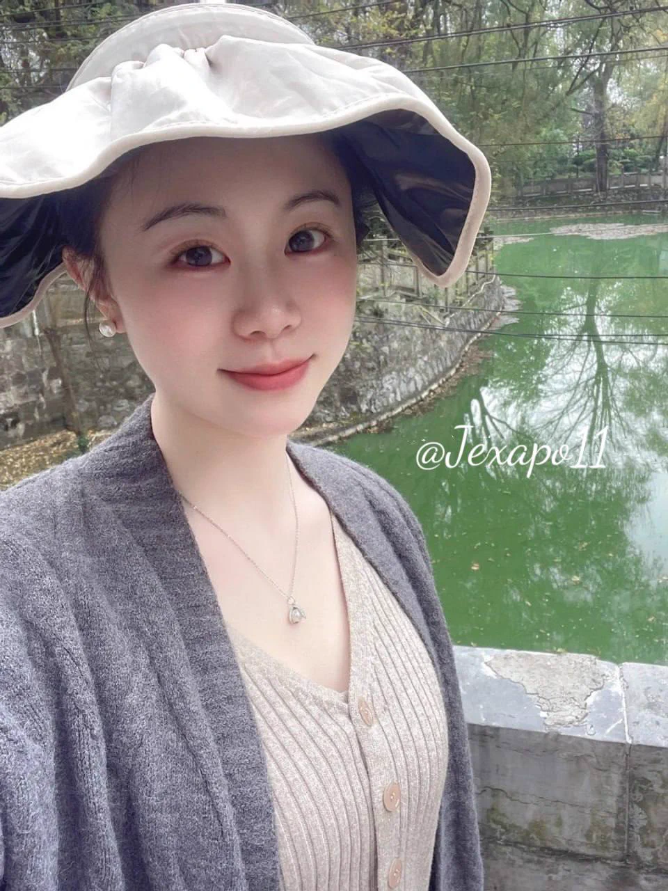 趁着午休的时间在公司旁边的公园散散步，不然太容易困了～突然间欲望来了，就想大胆一次…本来就是没穿内裤的，直接给丝袜撕了个洞，把小穴拍给你们看…真的好刺激，就是一会儿上班的时候很容易走光啊…（在推特就要大胆点，线下可约，私信报名就行～） https://t.co/EZ6oBKQ8WU