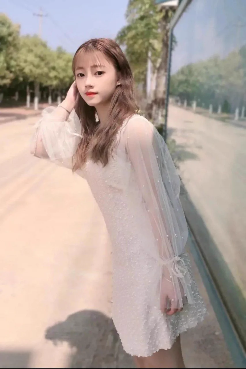 《种马约炮笔记》第七章——网吧爆操职校学生妹@SexytoBaby @SexytoLady @SexytoDoll @SexytoGirl 大家好，我是大种马。这次要写的做爱发生在我高一的时候。那个姑娘是个职高的妹子，跟她是在网吧认识的。其实我高中的时候网瘾很重，即使我就读于我们县的重点高中，也是省示范中学。但是我们班只有极少数的几个男生和女生不怎么去网吧，其他的男生基本每个周末都会去网吧。那时候英雄联盟很火，几乎所有的网吧里都在玩这个游戏，只有极个别的人玩穿越火线和其他的，我就是那个另类，我一开始还玩着QQ飞车，直到高二才入坑英雄联盟的。就叫她小惠吧，跟小惠的相识是个偶然。很多网吧的包间都是两台电脑并排放着的，那次我在网吧的包间里正玩着QQ飞车，突然来了个妹子，长长的头发，不戴眼镜，看上去斯斯文文的，长相很清秀，也瘦瘦的。坐我边上玩电脑，她好像是第一次来网吧，连数字键盘被锁了都不会打开，输入QQ号的时候还是我帮她解的锁。一开始她只是在刷着一些综艺视频和电视剧。后来看我玩QQ飞车就来了兴趣，问我是什么游戏，然后我手把手教她玩，每次跑到终点的时候我都会在终点线前面等着她，这时候她对我有了点好感，然后我们就加了QQ经常交流游戏技术。然后经常约着周末一起去玩，我还经常给她买零食吃，这一来二去，我相信她肯定是对我有点意思的。她经常挂在嘴边的一句话就是：“没想到你读书成绩那么好，游戏也玩的那么好。真难以置信。”除此之外，她还经常在QQ上发一些她不会做的题给我，我都是直接把答案和过程发给她，不给她讲解，然后也会推荐一些学习资料给她，这种学习资料都是有课本上习题的答案的那种。每次都能得到她的一句称赞：“天哪，你好聪明啊，我怎么没想到呢？”故事的转折发生在一次周末，那次我在网吧的包间看着小黄片，突然弹出来一个QQ消息，她上线了，问我今天去不去上网，我告诉她已经在xx网吧了，她说她马上来，我就立马去前台付了钱，把我边上的一台电脑开机然后待机，等她来，免得有别人来的比她早把我边上的电脑给占了。可能是我看的太投入了，她来了我都没发现，她突然出现在我边上，拍拍我的肩膀，还嫌弃地说了句：“咦——，你喜欢看这个啊？”气氛顿时变得尴尬了起来，我不好意思地说：“这是我一个同学给我的网址，我就打开看看，刚看了一会儿你就来了。这不是等你一起来打游戏吗？”她一脸鄙夷的说：“谁信你啊，你就是自己想看。”感觉解释没有用，只会越描越黑，我立马转移话题：“哎，别耽误时间了，赶紧上号吧，一起玩游戏。”她点头说好。刚上号，我问她在边上看多久了，这次换她脸红了。说没多久。我接着说：“我觉得刚才视频里的女的没你好看，比你差远了。”小惠听到这羞红了脸，说：“哪有，你瞎说，我哪里比她好看？”我：“至少脸比她好看，身材也比她好，其他地方嘛，我没看过，不知道。如果你愿意给我看看我也不介意，哈哈哈。”她：“讨厌，你坏死了。”说完还打了我一下。好像不解气，又在我腰上掐了一把。我下意识的身体一扭，结果头撞到她头上去了。然后我赶紧给她揉揉，趁机吃她豆腐，右手把她揽入怀中，靠得很近，边揉边吹，最后直接在她脸上亲了一下。这时候她好像有点激动，想推开我，但是我右手抱着她抱得很紧，左手再把她的双手挡开，很认真的看着她，她也看着我，四目相对，空气都安静了，世界也安静了。就这样对视了十几秒，我慢慢凑上去，她本能地后仰，想往后躲，我立马右手上移，托着她的后脑勺，左手也抱着她的头，慢慢吻了上去，这时候她依旧在抗拒，双手不停地掐我，我好像感觉不到疼痛一样，任由她掐着，就这样一直亲着她的嘴，她不松手我就不松嘴。慢慢的，她妥协了，也开始回应着我，双手也抱着我的头，亲吻着我。我试图撬开她的牙齿，但是她闭的很紧，怎么都不肯张开嘴。亲了有好几分钟，然后我一把紧紧抱住她，怕她生我气，万一她以后都不理我了怎么办。一边抱着她一边跟她道歉：“对不起，我不是故意的，我只是情不自禁。”我能感受到她急促的呼吸和心跳，慢慢放开她，她什么都没说，气氛很尴尬。然后我拉起她的手，在她手背上亲了一口说：“好了，别生我气了，打游戏吧。”然后我俩玩了将近一个小时的飞车。有点渴，我就去前台买了两瓶水和一些零食，我俩就边吃边玩。玩到三点多吧，后面还陆陆续续有些其他学校的学生来上网，但是都带着伞，伞还滴着水，看着他们好的裤脚和鞋都是湿的。我问小惠：“难道下雨了？你来的时候下雨没？我记得来的时候是大晴天啊。”小惠：“不知道，我来的时候也没下啊。”我立马跑出去看，外面下起了瓢泼大雨，这可麻烦了，一会儿还不好回家呢。回到包间，正好电脑上提示余额不足，我兜里还剩4块钱，要是不续费的话，等会再来人这两台电脑肯定回被人占了，到时候我们又不方便回去，没处去，我就去前台给我们两台电脑各续费了两块钱。这时候我满脑子都在担心等会儿咋回去，没心思打游戏了，小惠也是。然后我看到电脑底下状态栏的浏览器图标还在，就点开了，没想到之前看小黄片的页面没关掉。我对小惠说：“要不你陪我看会儿吧，反正也是在耗时间等雨停。”这次小惠收起了之前的鄙夷的眼神，反倒是很乖巧的点点头。我把电脑上的头戴式耳机拔掉，插上我的有线入耳式耳机，我跟她一人塞一个。看着看着我的就开始不老实的在她身上乱摸。那天小惠是穿着短裙来的，就是jk制服那种，大白腿露在外面，我看着视频，右手搂着她，左手不老实地慢慢放到她的大腿上，慢慢往上摸。小惠靠在我肩膀上，左手紧紧抓着我腰间的衣服，右手放在我腿上，时不时用力捏一下，不知道是不是因为我摸到了她的敏感地带。但是我俩都没说话，就好好享受着这剩下的两块钱的时光。慢慢的，我摸到了小惠的内裤位置，我隔着内裤不停地摸和揉，她没有阻止我，而是也把手伸到了我的裆部，此时的我早已硬起来了，我俩就这样互相抚摸着。慢慢的我感觉到她的内裤变得潮湿了，我就把手指头从内裤侧边伸进去了，但是她坐着，内裤穿的又很紧，很难伸进去触摸到，我就把她短裙撩起来，看到了里面是条粉色的内裤，还有皮卡丘的图案。我叫她把内裤往她脱一点，我摸不到。小惠也真是老实，直接站起来把内裤脱到了膝盖，我吓一跳。让她赶紧穿上，她还有点不理解，我就说：“往下脱一点就行，你脱到这万一被人发现咋办？”然后她又把内裤往上提了提，正好短裙能遮住。她也叫我把裤带解开方便她，我就把裤带松了松。就这样，我俩看着视频，互相把手伸进必须的内裤里抚摸着。小惠就是瞎摸瞎捏，根本不会打飞机，即使视频里放着女的给男的打飞机上下套弄，她也不会学着给我上下套弄下。很快，电脑屏幕上再次弹出余额不足的提示，但是我这次是真的没钱再续费了，小惠还剩两块钱留着坐公交的。没几分钟，我俩的电脑就先后黑屏关机了，我伸出我的手，上面已经有了好多水，湿湿的，她的内裤也湿了一大片。然后我站起来系好裤带去前台要了几张纸来给她擦擦。我俩刚穿好走出包间，就来了两个男生要上这两台机子，果不其然，周末网吧最不缺的就是学生客户。忘了说这家网吧位置很隐蔽，一般人正常情况下是找不到的，是在一个小胡同里，小胡同往里走左转有一个下坡路，就像地下车库的下坡段那样，走下来这一段漆黑一片，没有灯，走到底就能看到这家网吧开着门营业。外面还在下着很大的雨，我就说这种暴雨一般持续不了多久，就跟小惠在地下车库待着。这么大的雨已经没几个学生来网吧了，刚才接着用我俩电脑的那两人是早就在前台等着了。反正也是闲着无聊，就带着她在地下车库这瞎转，下面不大，就一家网吧，后面也没什么出口，但是周围是漆黑一片，往后面走可以绕到网吧后面，里面停着几辆破旧不堪的自行车，还有一辆电瓶车，这车是女网管的，之前看她骑过。我走过去拍了一下电瓶车，没有报警声。然后我就把小惠喊过来，叫她到车上坐一会儿，坐着不累。她有点不好意思。我就把她拉过来，她刚坐上去我就有了一个大胆的想法……我摸了摸她的脸，然后慢慢把头凑过去，又跟她抱着头亲了起来，这次亲的比之前久，也成功把她嘴撬开了，算是舌吻吧。亲着亲着，我的手慢慢往下摸，她也开始摸我下面。我感觉这次是天赐良机，老天下这场暴雨不就是来成全我俩的嘛。我立马把她抱下来，让她上半身趴在电瓶车上，我把她内裤往下脱了点，我随即解开裤带，掏出我硬了好久的大肉棒。这次小惠出奇的安静，什么话都没说，也很配合，我在后面顶了半天没找到洞口，中途她还说了句：“错了，那是菊花。”搞得我急死了，用手摸了摸，然后手指抠到了洞口位置，再把大龟头对着手指头的位置慢慢顶了进去，但是刚进去一点点，龟头还没完全没入，就感觉像是被什么东西挡在了外面一样。我还以为又是位置错了，再次用手指摸了摸，确认了是这里没错。我趴在小惠身上轻声说了句：“小惠，千万别出声。不然就会被发现。”说完我还用右手捂着小惠的嘴。然后左手抓着小惠的屁股，心一狠，用力顶了进去。小惠的身体剧烈颤抖了一下，趴着的上半身差点站起来，双手紧紧抓着我捂着她嘴的左手，还咬我的手指，很用力地咬。没错，我捅破了小惠的处女膜。她嘴里慢慢发出一些呜咽声，但是没有推开我，也没有拒绝我。我慢慢抽动着我的大肉棒，不是我不想快，而是小惠下面太紧了，每次都要用很大力才能挺进去。每进去一次，小惠咬我就会发力一次。这才是真正的痛并快乐着。小惠下面太紧了，也很暖和，加上之前出了那么多水，我感觉到一股热流慢慢从我的阴茎流到了我的阴囊上，我用左手摸了一把，但是当时环境真的很黑，几乎没有什么光线，我根本看不到手上的水是什么样的。就这样抽插了十来分钟，伴随着身体的一阵抽搐，做爱很快对我来说变得索然无味——我内射了小惠。我拔出来之后，迅速穿好裤子。小惠趴在电瓶车上抽泣，很明显，我一开始把她弄疼了。我赶紧把她内裤往上提了提，然后把她抱在怀里，擦着她的眼泪，安慰她：“小惠，我爱你，我发誓一定对你好。”哄了好一会儿，她才渐渐不哭，然后突然她紧紧抱着我，我肩头传来一阵剧痛，她在咬我，但是只咬了一会儿就松口。在我耳边说了一句：“我要你永远记住我。”我立马安慰她：“好，我一定会永远记得你的，你是我的小惠，谁也抢不走。”慢慢的，我听到外面好像没有下雨声了，只有排水道的流水声，我就说：“小惠，我去看看雨停了没。”走出地下车库一样的坡道，看到外面果然雨停了，只是天阴沉沉的，不知道后面还会不会继续下。我立马跑回去，告诉她雨停了，我们可以回去了。正拉着她想走，谁知她居然脚下一软整个倒在我怀里，搞得我也差点摔倒。好在小惠很瘦，我还是能撑住。她说她走路好疼，我就背着她走了出去。我把小惠背到了公交车站，等车的时候她一直重复问我：“你真的喜欢我吗？”我看着她的眼睛很诚恳地回答她：“相信我，我会对你负责。”终于等来了3路公交车，我把她背上了车，然后目送她离开。离开的时候她一直望着窗外的我，我们互相摆摆手说：“拜拜。”那天晚上洗澡的时候我发现鸡巴上还残留些腥红的血渍，没错，是小惠被我捅破的处女膜。我是小惠生命里的第一个男人，小惠也是我生命中第一个被我破处的女孩。前面写的XX姐和姑姑虽然跟我发生关系更早，但是我那时候还是个儿童，鸡巴硬起来也小，也没见红，肯定是没有捅破她们的处女膜的。我和小惠的地下情关系维系到了高二结束的时候，维系了一年零一个月，期间每个月都会到网吧背后做四到五次。有一次她说不舒服，怀疑自己怀孕了，把我吓坏了，我到处找同学借钱带她去县医院检查，还好查出来只是普通感冒，并不是怀孕。分手并没有提，而是我高二一整年成绩都在下降，我决心不再上网，不再去网吧，从高二暑假一直到高考结束，我没有登陆过一次QQ，也没有再去过网吧。要不然我可能连大学都考不上，更别提后来考上的985名校了。高考结束当天，也就是6月8号，我吃完晚饭就带着身份证去了网吧，这回我满了18岁了，我的身份证能刷了，登上QQ看到一堆消息。其中就有小惠的上百条消息，一开始是问好，然后问我为什么一直不回消息，再到底下全是骂我的，骂我王八蛋什么的。我试图向她道歉和解释，系统提示非好友，消息发送失败。我本想把她加回来，把她约出来好好解释一下，跟她道个歉。但是想想，既然已经删了，就不要再继续打扰她了，也许她已经遇到了另一个爱她的男生呢。我们的命运注定是不同的，往后也很难走到一起，何必为了不确定的将来再去花费太多精力呢，到最后也只能是意难平。一年的时间，也许她的心思已经不在我身上了，好不容易愈合的伤口，我不想因为我再次出现在她的生命中而揭开她的伤疤。但是我当初说的我都做到了，各位看官别骂我渣男哈，我确实有对她负责，带她去医院检查，也确实没有忘记她，即使事情过去了已经九年了。我确实是对不起她，为了自己的前程不辞而别，伤害了她。但愿她能永远忘了我这个负心汉吧，但是我会永远记住她……📷📷📷