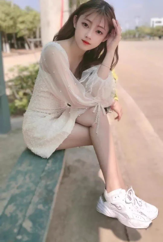 《种马约炮笔记》第七章——网吧爆操职校学生妹@SexytoBaby @SexytoLady @SexytoDoll @SexytoGirl 大家好，我是大种马。这次要写的做爱发生在我高一的时候。那个姑娘是个职高的妹子，跟她是在网吧认识的。其实我高中的时候网瘾很重，即使我就读于我们县的重点高中，也是省示范中学。但是我们班只有极少数的几个男生和女生不怎么去网吧，其他的男生基本每个周末都会去网吧。那时候英雄联盟很火，几乎所有的网吧里都在玩这个游戏，只有极个别的人玩穿越火线和其他的，我就是那个另类，我一开始还玩着QQ飞车，直到高二才入坑英雄联盟的。就叫她小惠吧，跟小惠的相识是个偶然。很多网吧的包间都是两台电脑并排放着的，那次我在网吧的包间里正玩着QQ飞车，突然来了个妹子，长长的头发，不戴眼镜，看上去斯斯文文的，长相很清秀，也瘦瘦的。坐我边上玩电脑，她好像是第一次来网吧，连数字键盘被锁了都不会打开，输入QQ号的时候还是我帮她解的锁。一开始她只是在刷着一些综艺视频和电视剧。后来看我玩QQ飞车就来了兴趣，问我是什么游戏，然后我手把手教她玩，每次跑到终点的时候我都会在终点线前面等着她，这时候她对我有了点好感，然后我们就加了QQ经常交流游戏技术。然后经常约着周末一起去玩，我还经常给她买零食吃，这一来二去，我相信她肯定是对我有点意思的。她经常挂在嘴边的一句话就是：“没想到你读书成绩那么好，游戏也玩的那么好。真难以置信。”除此之外，她还经常在QQ上发一些她不会做的题给我，我都是直接把答案和过程发给她，不给她讲解，然后也会推荐一些学习资料给她，这种学习资料都是有课本上习题的答案的那种。每次都能得到她的一句称赞：“天哪，你好聪明啊，我怎么没想到呢？”故事的转折发生在一次周末，那次我在网吧的包间看着小黄片，突然弹出来一个QQ消息，她上线了，问我今天去不去上网，我告诉她已经在xx网吧了，她说她马上来，我就立马去前台付了钱，把我边上的一台电脑开机然后待机，等她来，免得有别人来的比她早把我边上的电脑给占了。可能是我看的太投入了，她来了我都没发现，她突然出现在我边上，拍拍我的肩膀，还嫌弃地说了句：“咦——，你喜欢看这个啊？”气氛顿时变得尴尬了起来，我不好意思地说：“这是我一个同学给我的网址，我就打开看看，刚看了一会儿你就来了。这不是等你一起来打游戏吗？”她一脸鄙夷的说：“谁信你啊，你就是自己想看。”感觉解释没有用，只会越描越黑，我立马转移话题：“哎，别耽误时间了，赶紧上号吧，一起玩游戏。”她点头说好。刚上号，我问她在边上看多久了，这次换她脸红了。说没多久。我接着说：“我觉得刚才视频里的女的没你好看，比你差远了。”小惠听到这羞红了脸，说：“哪有，你瞎说，我哪里比她好看？”我：“至少脸比她好看，身材也比她好，其他地方嘛，我没看过，不知道。如果你愿意给我看看我也不介意，哈哈哈。”她：“讨厌，你坏死了。”说完还打了我一下。好像不解气，又在我腰上掐了一把。我下意识的身体一扭，结果头撞到她头上去了。然后我赶紧给她揉揉，趁机吃她豆腐，右手把她揽入怀中，靠得很近，边揉边吹，最后直接在她脸上亲了一下。这时候她好像有点激动，想推开我，但是我右手抱着她抱得很紧，左手再把她的双手挡开，很认真的看着她，她也看着我，四目相对，空气都安静了，世界也安静了。就这样对视了十几秒，我慢慢凑上去，她本能地后仰，想往后躲，我立马右手上移，托着她的后脑勺，左手也抱着她的头，慢慢吻了上去，这时候她依旧在抗拒，双手不停地掐我，我好像感觉不到疼痛一样，任由她掐着，就这样一直亲着她的嘴，她不松手我就不松嘴。慢慢的，她妥协了，也开始回应着我，双手也抱着我的头，亲吻着我。我试图撬开她的牙齿，但是她闭的很紧，怎么都不肯张开嘴。亲了有好几分钟，然后我一把紧紧抱住她，怕她生我气，万一她以后都不理我了怎么办。一边抱着她一边跟她道歉：“对不起，我不是故意的，我只是情不自禁。”我能感受到她急促的呼吸和心跳，慢慢放开她，她什么都没说，气氛很尴尬。然后我拉起她的手，在她手背上亲了一口说：“好了，别生我气了，打游戏吧。”然后我俩玩了将近一个小时的飞车。有点渴，我就去前台买了两瓶水和一些零食，我俩就边吃边玩。玩到三点多吧，后面还陆陆续续有些其他学校的学生来上网，但是都带着伞，伞还滴着水，看着他们好的裤脚和鞋都是湿的。我问小惠：“难道下雨了？你来的时候下雨没？我记得来的时候是大晴天啊。”小惠：“不知道，我来的时候也没下啊。”我立马跑出去看，外面下起了瓢泼大雨，这可麻烦了，一会儿还不好回家呢。回到包间，正好电脑上提示余额不足，我兜里还剩4块钱，要是不续费的话，等会再来人这两台电脑肯定回被人占了，到时候我们又不方便回去，没处去，我就去前台给我们两台电脑各续费了两块钱。这时候我满脑子都在担心等会儿咋回去，没心思打游戏了，小惠也是。然后我看到电脑底下状态栏的浏览器图标还在，就点开了，没想到之前看小黄片的页面没关掉。我对小惠说：“要不你陪我看会儿吧，反正也是在耗时间等雨停。”这次小惠收起了之前的鄙夷的眼神，反倒是很乖巧的点点头。我把电脑上的头戴式耳机拔掉，插上我的有线入耳式耳机，我跟她一人塞一个。看着看着我的就开始不老实的在她身上乱摸。那天小惠是穿着短裙来的，就是jk制服那种，大白腿露在外面，我看着视频，右手搂着她，左手不老实地慢慢放到她的大腿上，慢慢往上摸。小惠靠在我肩膀上，左手紧紧抓着我腰间的衣服，右手放在我腿上，时不时用力捏一下，不知道是不是因为我摸到了她的敏感地带。但是我俩都没说话，就好好享受着这剩下的两块钱的时光。慢慢的，我摸到了小惠的内裤位置，我隔着内裤不停地摸和揉，她没有阻止我，而是也把手伸到了我的裆部，此时的我早已硬起来了，我俩就这样互相抚摸着。慢慢的我感觉到她的内裤变得潮湿了，我就把手指头从内裤侧边伸进去了，但是她坐着，内裤穿的又很紧，很难伸进去触摸到，我就把她短裙撩起来，看到了里面是条粉色的内裤，还有皮卡丘的图案。我叫她把内裤往她脱一点，我摸不到。小惠也真是老实，直接站起来把内裤脱到了膝盖，我吓一跳。让她赶紧穿上，她还有点不理解，我就说：“往下脱一点就行，你脱到这万一被人发现咋办？”然后她又把内裤往上提了提，正好短裙能遮住。她也叫我把裤带解开方便她，我就把裤带松了松。就这样，我俩看着视频，互相把手伸进必须的内裤里抚摸着。小惠就是瞎摸瞎捏，根本不会打飞机，即使视频里放着女的给男的打飞机上下套弄，她也不会学着给我上下套弄下。很快，电脑屏幕上再次弹出余额不足的提示，但是我这次是真的没钱再续费了，小惠还剩两块钱留着坐公交的。没几分钟，我俩的电脑就先后黑屏关机了，我伸出我的手，上面已经有了好多水，湿湿的，她的内裤也湿了一大片。然后我站起来系好裤带去前台要了几张纸来给她擦擦。我俩刚穿好走出包间，就来了两个男生要上这两台机子，果不其然，周末网吧最不缺的就是学生客户。忘了说这家网吧位置很隐蔽，一般人正常情况下是找不到的，是在一个小胡同里，小胡同往里走左转有一个下坡路，就像地下车库的下坡段那样，走下来这一段漆黑一片，没有灯，走到底就能看到这家网吧开着门营业。外面还在下着很大的雨，我就说这种暴雨一般持续不了多久，就跟小惠在地下车库待着。这么大的雨已经没几个学生来网吧了，刚才接着用我俩电脑的那两人是早就在前台等着了。反正也是闲着无聊，就带着她在地下车库这瞎转，下面不大，就一家网吧，后面也没什么出口，但是周围是漆黑一片，往后面走可以绕到网吧后面，里面停着几辆破旧不堪的自行车，还有一辆电瓶车，这车是女网管的，之前看她骑过。我走过去拍了一下电瓶车，没有报警声。然后我就把小惠喊过来，叫她到车上坐一会儿，坐着不累。她有点不好意思。我就把她拉过来，她刚坐上去我就有了一个大胆的想法……我摸了摸她的脸，然后慢慢把头凑过去，又跟她抱着头亲了起来，这次亲的比之前久，也成功把她嘴撬开了，算是舌吻吧。亲着亲着，我的手慢慢往下摸，她也开始摸我下面。我感觉这次是天赐良机，老天下这场暴雨不就是来成全我俩的嘛。我立马把她抱下来，让她上半身趴在电瓶车上，我把她内裤往下脱了点，我随即解开裤带，掏出我硬了好久的大肉棒。这次小惠出奇的安静，什么话都没说，也很配合，我在后面顶了半天没找到洞口，中途她还说了句：“错了，那是菊花。”搞得我急死了，用手摸了摸，然后手指抠到了洞口位置，再把大龟头对着手指头的位置慢慢顶了进去，但是刚进去一点点，龟头还没完全没入，就感觉像是被什么东西挡在了外面一样。我还以为又是位置错了，再次用手指摸了摸，确认了是这里没错。我趴在小惠身上轻声说了句：“小惠，千万别出声。不然就会被发现。”说完我还用右手捂着小惠的嘴。然后左手抓着小惠的屁股，心一狠，用力顶了进去。小惠的身体剧烈颤抖了一下，趴着的上半身差点站起来，双手紧紧抓着我捂着她嘴的左手，还咬我的手指，很用力地咬。没错，我捅破了小惠的处女膜。她嘴里慢慢发出一些呜咽声，但是没有推开我，也没有拒绝我。我慢慢抽动着我的大肉棒，不是我不想快，而是小惠下面太紧了，每次都要用很大力才能挺进去。每进去一次，小惠咬我就会发力一次。这才是真正的痛并快乐着。小惠下面太紧了，也很暖和，加上之前出了那么多水，我感觉到一股热流慢慢从我的阴茎流到了我的阴囊上，我用左手摸了一把，但是当时环境真的很黑，几乎没有什么光线，我根本看不到手上的水是什么样的。就这样抽插了十来分钟，伴随着身体的一阵抽搐，做爱很快对我来说变得索然无味——我内射了小惠。我拔出来之后，迅速穿好裤子。小惠趴在电瓶车上抽泣，很明显，我一开始把她弄疼了。我赶紧把她内裤往上提了提，然后把她抱在怀里，擦着她的眼泪，安慰她：“小惠，我爱你，我发誓一定对你好。”哄了好一会儿，她才渐渐不哭，然后突然她紧紧抱着我，我肩头传来一阵剧痛，她在咬我，但是只咬了一会儿就松口。在我耳边说了一句：“我要你永远记住我。”我立马安慰她：“好，我一定会永远记得你的，你是我的小惠，谁也抢不走。”慢慢的，我听到外面好像没有下雨声了，只有排水道的流水声，我就说：“小惠，我去看看雨停了没。”走出地下车库一样的坡道，看到外面果然雨停了，只是天阴沉沉的，不知道后面还会不会继续下。我立马跑回去，告诉她雨停了，我们可以回去了。正拉着她想走，谁知她居然脚下一软整个倒在我怀里，搞得我也差点摔倒。好在小惠很瘦，我还是能撑住。她说她走路好疼，我就背着她走了出去。我把小惠背到了公交车站，等车的时候她一直重复问我：“你真的喜欢我吗？”我看着她的眼睛很诚恳地回答她：“相信我，我会对你负责。”终于等来了3路公交车，我把她背上了车，然后目送她离开。离开的时候她一直望着窗外的我，我们互相摆摆手说：“拜拜。”那天晚上洗澡的时候我发现鸡巴上还残留些腥红的血渍，没错，是小惠被我捅破的处女膜。我是小惠生命里的第一个男人，小惠也是我生命中第一个被我破处的女孩。前面写的XX姐和姑姑虽然跟我发生关系更早，但是我那时候还是个儿童，鸡巴硬起来也小，也没见红，肯定是没有捅破她们的处女膜的。我和小惠的地下情关系维系到了高二结束的时候，维系了一年零一个月，期间每个月都会到网吧背后做四到五次。有一次她说不舒服，怀疑自己怀孕了，把我吓坏了，我到处找同学借钱带她去县医院检查，还好查出来只是普通感冒，并不是怀孕。分手并没有提，而是我高二一整年成绩都在下降，我决心不再上网，不再去网吧，从高二暑假一直到高考结束，我没有登陆过一次QQ，也没有再去过网吧。要不然我可能连大学都考不上，更别提后来考上的985名校了。高考结束当天，也就是6月8号，我吃完晚饭就带着身份证去了网吧，这回我满了18岁了，我的身份证能刷了，登上QQ看到一堆消息。其中就有小惠的上百条消息，一开始是问好，然后问我为什么一直不回消息，再到底下全是骂我的，骂我王八蛋什么的。我试图向她道歉和解释，系统提示非好友，消息发送失败。我本想把她加回来，把她约出来好好解释一下，跟她道个歉。但是想想，既然已经删了，就不要再继续打扰她了，也许她已经遇到了另一个爱她的男生呢。我们的命运注定是不同的，往后也很难走到一起，何必为了不确定的将来再去花费太多精力呢，到最后也只能是意难平。一年的时间，也许她的心思已经不在我身上了，好不容易愈合的伤口，我不想因为我再次出现在她的生命中而揭开她的伤疤。但是我当初说的我都做到了，各位看官别骂我渣男哈，我确实有对她负责，带她去医院检查，也确实没有忘记她，即使事情过去了已经九年了。我确实是对不起她，为了自己的前程不辞而别，伤害了她。但愿她能永远忘了我这个负心汉吧，但是我会永远记住她……📷📷📷