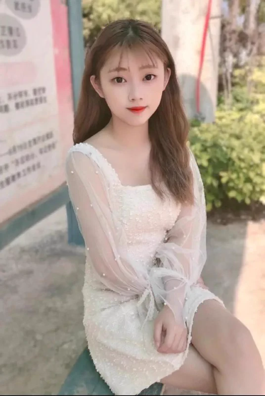 《种马约炮笔记》第七章——网吧爆操职校学生妹@SexytoBaby @SexytoLady @SexytoDoll @SexytoGirl 大家好，我是大种马。这次要写的做爱发生在我高一的时候。那个姑娘是个职高的妹子，跟她是在网吧认识的。其实我高中的时候网瘾很重，即使我就读于我们县的重点高中，也是省示范中学。但是我们班只有极少数的几个男生和女生不怎么去网吧，其他的男生基本每个周末都会去网吧。那时候英雄联盟很火，几乎所有的网吧里都在玩这个游戏，只有极个别的人玩穿越火线和其他的，我就是那个另类，我一开始还玩着QQ飞车，直到高二才入坑英雄联盟的。就叫她小惠吧，跟小惠的相识是个偶然。很多网吧的包间都是两台电脑并排放着的，那次我在网吧的包间里正玩着QQ飞车，突然来了个妹子，长长的头发，不戴眼镜，看上去斯斯文文的，长相很清秀，也瘦瘦的。坐我边上玩电脑，她好像是第一次来网吧，连数字键盘被锁了都不会打开，输入QQ号的时候还是我帮她解的锁。一开始她只是在刷着一些综艺视频和电视剧。后来看我玩QQ飞车就来了兴趣，问我是什么游戏，然后我手把手教她玩，每次跑到终点的时候我都会在终点线前面等着她，这时候她对我有了点好感，然后我们就加了QQ经常交流游戏技术。然后经常约着周末一起去玩，我还经常给她买零食吃，这一来二去，我相信她肯定是对我有点意思的。她经常挂在嘴边的一句话就是：“没想到你读书成绩那么好，游戏也玩的那么好。真难以置信。”除此之外，她还经常在QQ上发一些她不会做的题给我，我都是直接把答案和过程发给她，不给她讲解，然后也会推荐一些学习资料给她，这种学习资料都是有课本上习题的答案的那种。每次都能得到她的一句称赞：“天哪，你好聪明啊，我怎么没想到呢？”故事的转折发生在一次周末，那次我在网吧的包间看着小黄片，突然弹出来一个QQ消息，她上线了，问我今天去不去上网，我告诉她已经在xx网吧了，她说她马上来，我就立马去前台付了钱，把我边上的一台电脑开机然后待机，等她来，免得有别人来的比她早把我边上的电脑给占了。可能是我看的太投入了，她来了我都没发现，她突然出现在我边上，拍拍我的肩膀，还嫌弃地说了句：“咦——，你喜欢看这个啊？”气氛顿时变得尴尬了起来，我不好意思地说：“这是我一个同学给我的网址，我就打开看看，刚看了一会儿你就来了。这不是等你一起来打游戏吗？”她一脸鄙夷的说：“谁信你啊，你就是自己想看。”感觉解释没有用，只会越描越黑，我立马转移话题：“哎，别耽误时间了，赶紧上号吧，一起玩游戏。”她点头说好。刚上号，我问她在边上看多久了，这次换她脸红了。说没多久。我接着说：“我觉得刚才视频里的女的没你好看，比你差远了。”小惠听到这羞红了脸，说：“哪有，你瞎说，我哪里比她好看？”我：“至少脸比她好看，身材也比她好，其他地方嘛，我没看过，不知道。如果你愿意给我看看我也不介意，哈哈哈。”她：“讨厌，你坏死了。”说完还打了我一下。好像不解气，又在我腰上掐了一把。我下意识的身体一扭，结果头撞到她头上去了。然后我赶紧给她揉揉，趁机吃她豆腐，右手把她揽入怀中，靠得很近，边揉边吹，最后直接在她脸上亲了一下。这时候她好像有点激动，想推开我，但是我右手抱着她抱得很紧，左手再把她的双手挡开，很认真的看着她，她也看着我，四目相对，空气都安静了，世界也安静了。就这样对视了十几秒，我慢慢凑上去，她本能地后仰，想往后躲，我立马右手上移，托着她的后脑勺，左手也抱着她的头，慢慢吻了上去，这时候她依旧在抗拒，双手不停地掐我，我好像感觉不到疼痛一样，任由她掐着，就这样一直亲着她的嘴，她不松手我就不松嘴。慢慢的，她妥协了，也开始回应着我，双手也抱着我的头，亲吻着我。我试图撬开她的牙齿，但是她闭的很紧，怎么都不肯张开嘴。亲了有好几分钟，然后我一把紧紧抱住她，怕她生我气，万一她以后都不理我了怎么办。一边抱着她一边跟她道歉：“对不起，我不是故意的，我只是情不自禁。”我能感受到她急促的呼吸和心跳，慢慢放开她，她什么都没说，气氛很尴尬。然后我拉起她的手，在她手背上亲了一口说：“好了，别生我气了，打游戏吧。”然后我俩玩了将近一个小时的飞车。有点渴，我就去前台买了两瓶水和一些零食，我俩就边吃边玩。玩到三点多吧，后面还陆陆续续有些其他学校的学生来上网，但是都带着伞，伞还滴着水，看着他们好的裤脚和鞋都是湿的。我问小惠：“难道下雨了？你来的时候下雨没？我记得来的时候是大晴天啊。”小惠：“不知道，我来的时候也没下啊。”我立马跑出去看，外面下起了瓢泼大雨，这可麻烦了，一会儿还不好回家呢。回到包间，正好电脑上提示余额不足，我兜里还剩4块钱，要是不续费的话，等会再来人这两台电脑肯定回被人占了，到时候我们又不方便回去，没处去，我就去前台给我们两台电脑各续费了两块钱。这时候我满脑子都在担心等会儿咋回去，没心思打游戏了，小惠也是。然后我看到电脑底下状态栏的浏览器图标还在，就点开了，没想到之前看小黄片的页面没关掉。我对小惠说：“要不你陪我看会儿吧，反正也是在耗时间等雨停。”这次小惠收起了之前的鄙夷的眼神，反倒是很乖巧的点点头。我把电脑上的头戴式耳机拔掉，插上我的有线入耳式耳机，我跟她一人塞一个。看着看着我的就开始不老实的在她身上乱摸。那天小惠是穿着短裙来的，就是jk制服那种，大白腿露在外面，我看着视频，右手搂着她，左手不老实地慢慢放到她的大腿上，慢慢往上摸。小惠靠在我肩膀上，左手紧紧抓着我腰间的衣服，右手放在我腿上，时不时用力捏一下，不知道是不是因为我摸到了她的敏感地带。但是我俩都没说话，就好好享受着这剩下的两块钱的时光。慢慢的，我摸到了小惠的内裤位置，我隔着内裤不停地摸和揉，她没有阻止我，而是也把手伸到了我的裆部，此时的我早已硬起来了，我俩就这样互相抚摸着。慢慢的我感觉到她的内裤变得潮湿了，我就把手指头从内裤侧边伸进去了，但是她坐着，内裤穿的又很紧，很难伸进去触摸到，我就把她短裙撩起来，看到了里面是条粉色的内裤，还有皮卡丘的图案。我叫她把内裤往她脱一点，我摸不到。小惠也真是老实，直接站起来把内裤脱到了膝盖，我吓一跳。让她赶紧穿上，她还有点不理解，我就说：“往下脱一点就行，你脱到这万一被人发现咋办？”然后她又把内裤往上提了提，正好短裙能遮住。她也叫我把裤带解开方便她，我就把裤带松了松。就这样，我俩看着视频，互相把手伸进必须的内裤里抚摸着。小惠就是瞎摸瞎捏，根本不会打飞机，即使视频里放着女的给男的打飞机上下套弄，她也不会学着给我上下套弄下。很快，电脑屏幕上再次弹出余额不足的提示，但是我这次是真的没钱再续费了，小惠还剩两块钱留着坐公交的。没几分钟，我俩的电脑就先后黑屏关机了，我伸出我的手，上面已经有了好多水，湿湿的，她的内裤也湿了一大片。然后我站起来系好裤带去前台要了几张纸来给她擦擦。我俩刚穿好走出包间，就来了两个男生要上这两台机子，果不其然，周末网吧最不缺的就是学生客户。忘了说这家网吧位置很隐蔽，一般人正常情况下是找不到的，是在一个小胡同里，小胡同往里走左转有一个下坡路，就像地下车库的下坡段那样，走下来这一段漆黑一片，没有灯，走到底就能看到这家网吧开着门营业。外面还在下着很大的雨，我就说这种暴雨一般持续不了多久，就跟小惠在地下车库待着。这么大的雨已经没几个学生来网吧了，刚才接着用我俩电脑的那两人是早就在前台等着了。反正也是闲着无聊，就带着她在地下车库这瞎转，下面不大，就一家网吧，后面也没什么出口，但是周围是漆黑一片，往后面走可以绕到网吧后面，里面停着几辆破旧不堪的自行车，还有一辆电瓶车，这车是女网管的，之前看她骑过。我走过去拍了一下电瓶车，没有报警声。然后我就把小惠喊过来，叫她到车上坐一会儿，坐着不累。她有点不好意思。我就把她拉过来，她刚坐上去我就有了一个大胆的想法……我摸了摸她的脸，然后慢慢把头凑过去，又跟她抱着头亲了起来，这次亲的比之前久，也成功把她嘴撬开了，算是舌吻吧。亲着亲着，我的手慢慢往下摸，她也开始摸我下面。我感觉这次是天赐良机，老天下这场暴雨不就是来成全我俩的嘛。我立马把她抱下来，让她上半身趴在电瓶车上，我把她内裤往下脱了点，我随即解开裤带，掏出我硬了好久的大肉棒。这次小惠出奇的安静，什么话都没说，也很配合，我在后面顶了半天没找到洞口，中途她还说了句：“错了，那是菊花。”搞得我急死了，用手摸了摸，然后手指抠到了洞口位置，再把大龟头对着手指头的位置慢慢顶了进去，但是刚进去一点点，龟头还没完全没入，就感觉像是被什么东西挡在了外面一样。我还以为又是位置错了，再次用手指摸了摸，确认了是这里没错。我趴在小惠身上轻声说了句：“小惠，千万别出声。不然就会被发现。”说完我还用右手捂着小惠的嘴。然后左手抓着小惠的屁股，心一狠，用力顶了进去。小惠的身体剧烈颤抖了一下，趴着的上半身差点站起来，双手紧紧抓着我捂着她嘴的左手，还咬我的手指，很用力地咬。没错，我捅破了小惠的处女膜。她嘴里慢慢发出一些呜咽声，但是没有推开我，也没有拒绝我。我慢慢抽动着我的大肉棒，不是我不想快，而是小惠下面太紧了，每次都要用很大力才能挺进去。每进去一次，小惠咬我就会发力一次。这才是真正的痛并快乐着。小惠下面太紧了，也很暖和，加上之前出了那么多水，我感觉到一股热流慢慢从我的阴茎流到了我的阴囊上，我用左手摸了一把，但是当时环境真的很黑，几乎没有什么光线，我根本看不到手上的水是什么样的。就这样抽插了十来分钟，伴随着身体的一阵抽搐，做爱很快对我来说变得索然无味——我内射了小惠。我拔出来之后，迅速穿好裤子。小惠趴在电瓶车上抽泣，很明显，我一开始把她弄疼了。我赶紧把她内裤往上提了提，然后把她抱在怀里，擦着她的眼泪，安慰她：“小惠，我爱你，我发誓一定对你好。”哄了好一会儿，她才渐渐不哭，然后突然她紧紧抱着我，我肩头传来一阵剧痛，她在咬我，但是只咬了一会儿就松口。在我耳边说了一句：“我要你永远记住我。”我立马安慰她：“好，我一定会永远记得你的，你是我的小惠，谁也抢不走。”慢慢的，我听到外面好像没有下雨声了，只有排水道的流水声，我就说：“小惠，我去看看雨停了没。”走出地下车库一样的坡道，看到外面果然雨停了，只是天阴沉沉的，不知道后面还会不会继续下。我立马跑回去，告诉她雨停了，我们可以回去了。正拉着她想走，谁知她居然脚下一软整个倒在我怀里，搞得我也差点摔倒。好在小惠很瘦，我还是能撑住。她说她走路好疼，我就背着她走了出去。我把小惠背到了公交车站，等车的时候她一直重复问我：“你真的喜欢我吗？”我看着她的眼睛很诚恳地回答她：“相信我，我会对你负责。”终于等来了3路公交车，我把她背上了车，然后目送她离开。离开的时候她一直望着窗外的我，我们互相摆摆手说：“拜拜。”那天晚上洗澡的时候我发现鸡巴上还残留些腥红的血渍，没错，是小惠被我捅破的处女膜。我是小惠生命里的第一个男人，小惠也是我生命中第一个被我破处的女孩。前面写的XX姐和姑姑虽然跟我发生关系更早，但是我那时候还是个儿童，鸡巴硬起来也小，也没见红，肯定是没有捅破她们的处女膜的。我和小惠的地下情关系维系到了高二结束的时候，维系了一年零一个月，期间每个月都会到网吧背后做四到五次。有一次她说不舒服，怀疑自己怀孕了，把我吓坏了，我到处找同学借钱带她去县医院检查，还好查出来只是普通感冒，并不是怀孕。分手并没有提，而是我高二一整年成绩都在下降，我决心不再上网，不再去网吧，从高二暑假一直到高考结束，我没有登陆过一次QQ，也没有再去过网吧。要不然我可能连大学都考不上，更别提后来考上的985名校了。高考结束当天，也就是6月8号，我吃完晚饭就带着身份证去了网吧，这回我满了18岁了，我的身份证能刷了，登上QQ看到一堆消息。其中就有小惠的上百条消息，一开始是问好，然后问我为什么一直不回消息，再到底下全是骂我的，骂我王八蛋什么的。我试图向她道歉和解释，系统提示非好友，消息发送失败。我本想把她加回来，把她约出来好好解释一下，跟她道个歉。但是想想，既然已经删了，就不要再继续打扰她了，也许她已经遇到了另一个爱她的男生呢。我们的命运注定是不同的，往后也很难走到一起，何必为了不确定的将来再去花费太多精力呢，到最后也只能是意难平。一年的时间，也许她的心思已经不在我身上了，好不容易愈合的伤口，我不想因为我再次出现在她的生命中而揭开她的伤疤。但是我当初说的我都做到了，各位看官别骂我渣男哈，我确实有对她负责，带她去医院检查，也确实没有忘记她，即使事情过去了已经九年了。我确实是对不起她，为了自己的前程不辞而别，伤害了她。但愿她能永远忘了我这个负心汉吧，但是我会永远记住她……📷📷📷