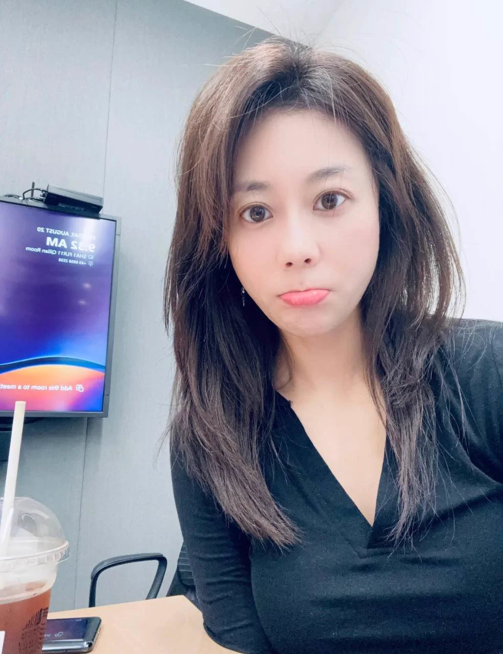 带了穿戴式小玩具上班，遥控器一直放在口袋里。午饭后突然发现遥控器不见了。然后就发现的经理一直拿着遥控器研究。差点被他玩高潮了最后硬着头皮过去把遥控器要回来了🥲 https://t.co/7YTfuasuxR