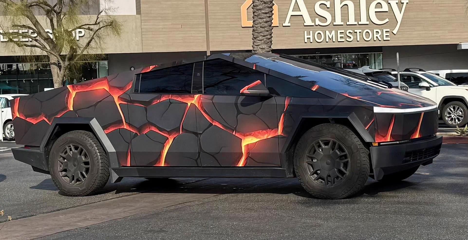 This Cybertruck is on 🔥🔥🔥 https://t.co/InlJUTtLXq