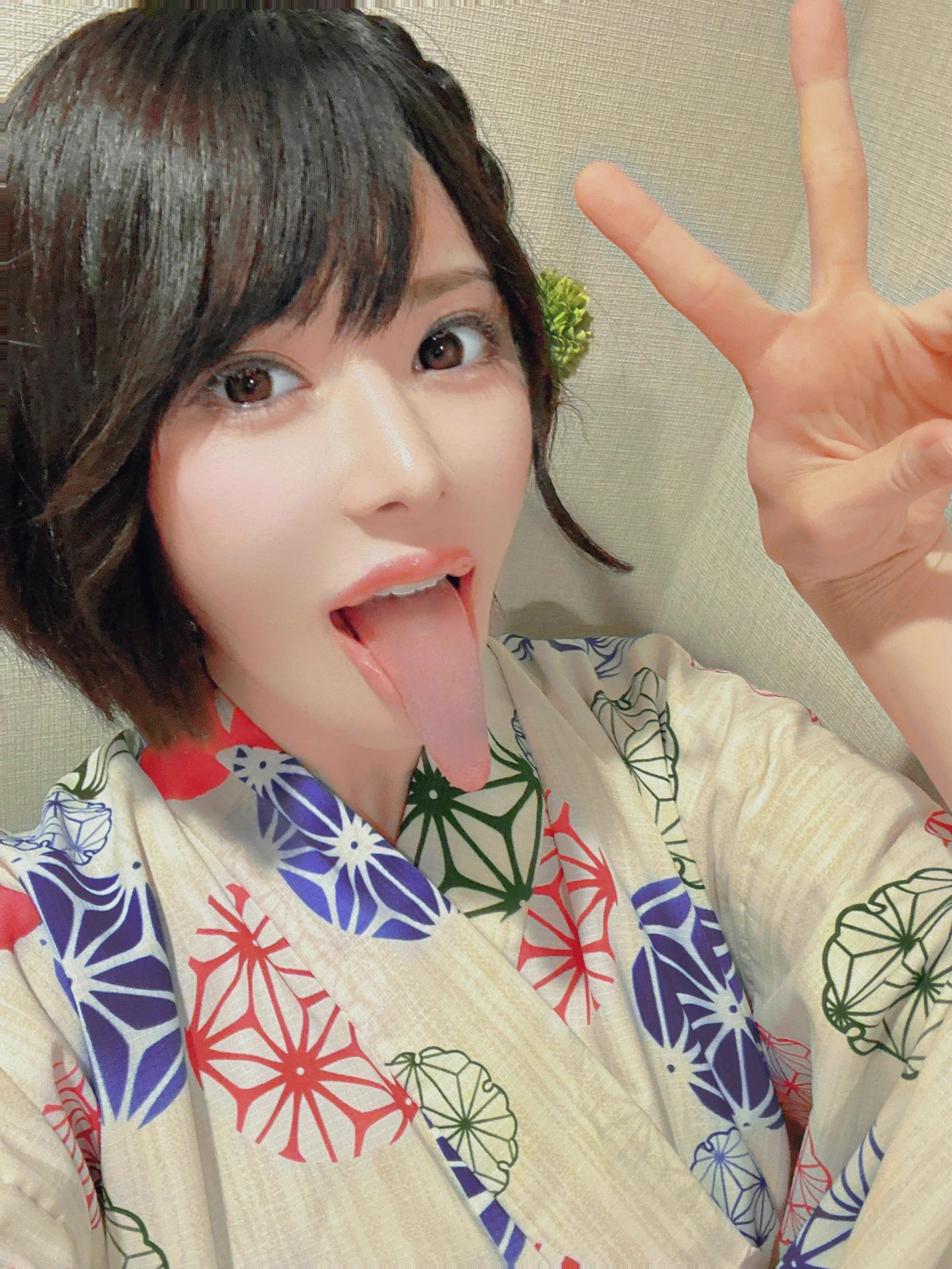謹んで新年のお慶び申し上げます🎍新年明けましておめでとう御座います。去年は沢山の人に支えてもらえるおかげでとても良い年で終わる事ができました😌今年は巳年でございます🐍皆様お分かりでしょうか？蛇と言えば‥蛇舌‥辻井ほのかの年でございます！！！！！！！！ファンの皆様、メーカー様、プロデューサー様、監督様、その他の女優業として関わってくださってる皆様。是非とも「辻井ほのか」をよろしくお願いします🙇（営業）運気が上がる‥かも‥🫣♡#本気で拡散希望