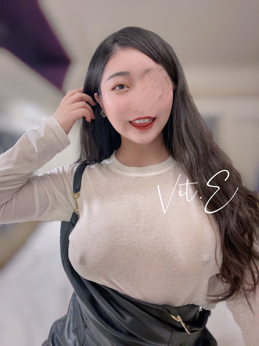 新年快樂🎉

2025還請大家繼續多多喜歡(*´艸`)ﾌﾌﾌｯ♡

#不在辦公室 

昨天跟一群朋友包了一塊露營車營區
看海喝酒倒數放煙火🎆
這是在露營車裡趁大家不注意拍的😌 https://t.co/4iVrtfwbry