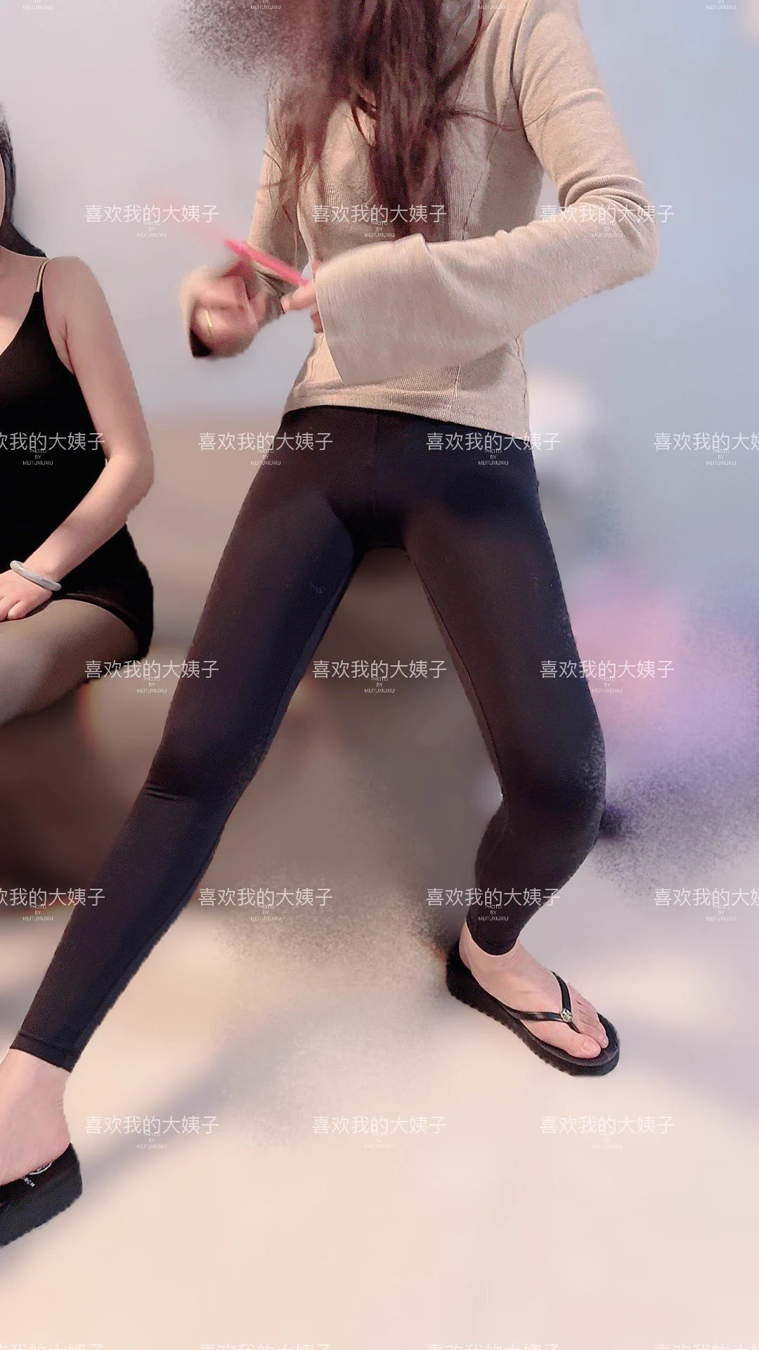 原本想出去吃的，被朋友圈一条信息劝退了，拍的是吃饭的地方好多人😂算了，不去凑这个热闹了我刚从超市买菜回来，晚上我做饭刚刚开玩笑问了一下大姐你后面黄色的带子是什么，大姐说是吊带上面的，当着老婆面问的，老婆什么也没说下午就和大姐商量好了，你晚上给毛娇做按摩，大姐说嗯 https://t.co/YXyNZx5Uk8