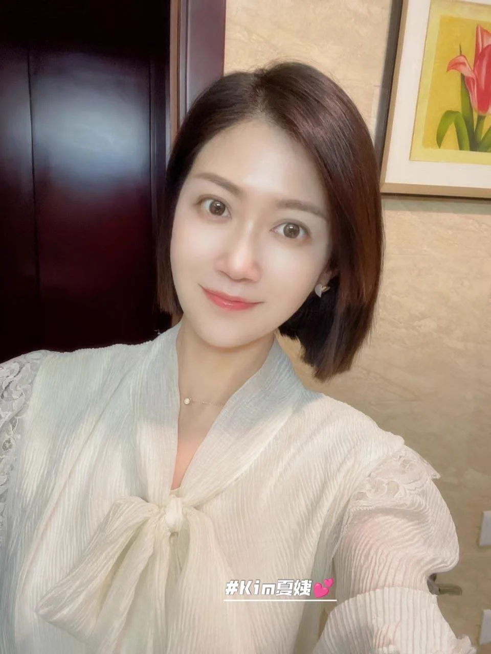 真空出门已经很久了慢慢习惯了这种感觉了，但是有的时候会忘记自己没穿胸罩🙈现在是夏天，稍微一热就会变成这样，路人同事有的时候盯着自己看都没反应过来😅感觉自己真是太色了新年快乐~~ https://t.co/rktBD42ss5