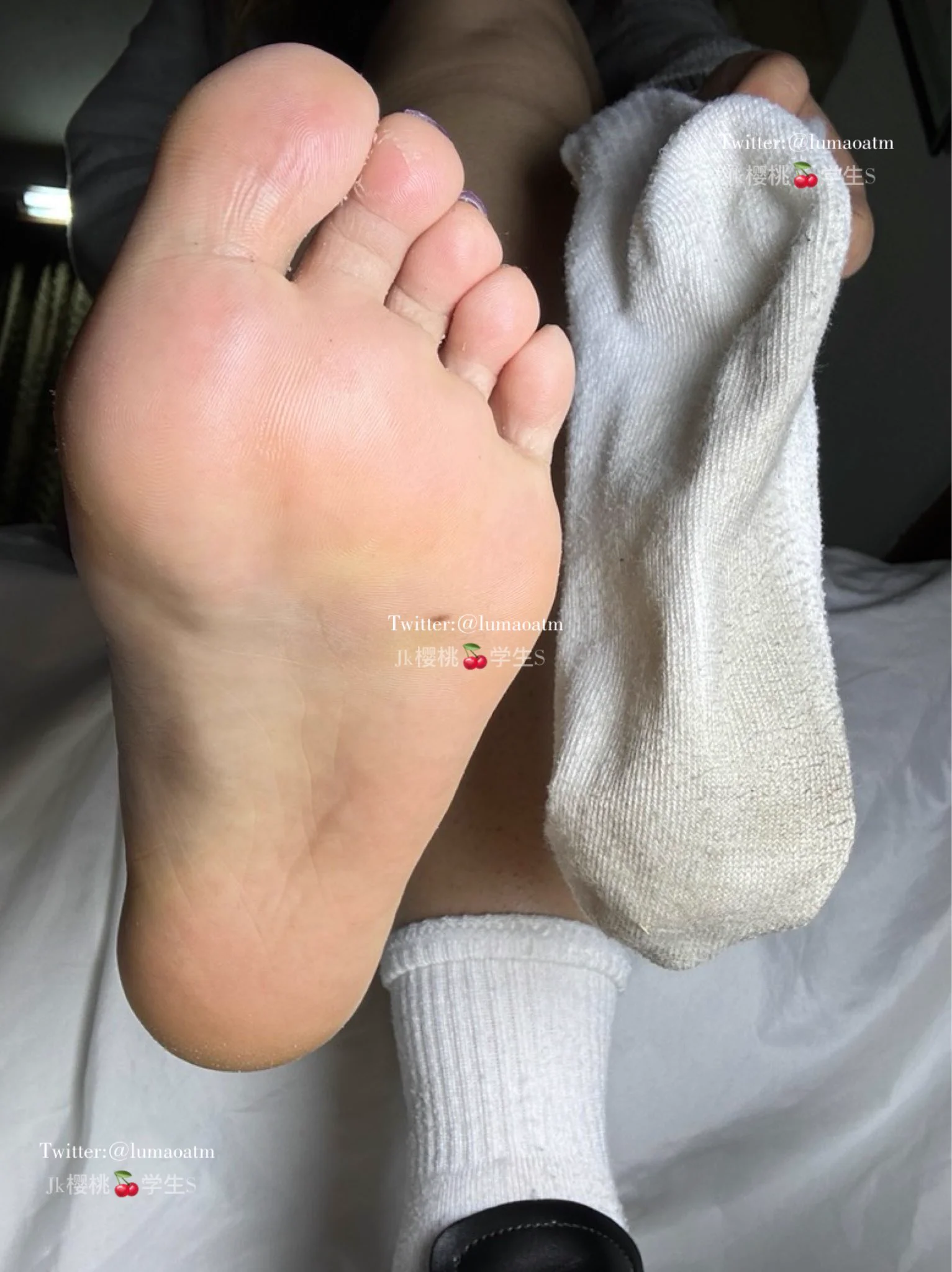 运动完的臭袜子🧦臭汗脚🦶🏻塞你嘴里👄@DaFoer_ @UeeTuip @Daguidiyi @UeeDok @Fojiangnice @UeeWhy https://t.co/u68H1mG91M