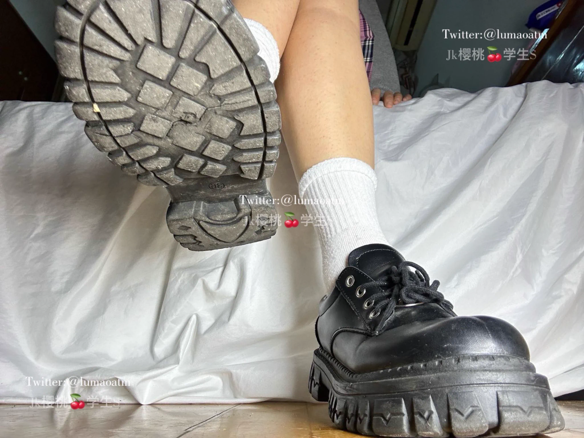 运动完的臭袜子🧦臭汗脚🦶🏻塞你嘴里👄@DaFoer_ @UeeTuip @Daguidiyi @UeeDok @Fojiangnice @UeeWhy https://t.co/u68H1mG91M