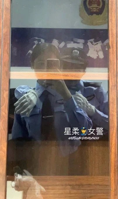 今天上班和闺蜜的合影～其他同事应该都没想到昨天我们是这么过的…第一次感受了一下多人的刺激…你们能不能想象到是什么场面？要不下次找几个观战的吧… https://t.co/LgNhTtFPBE