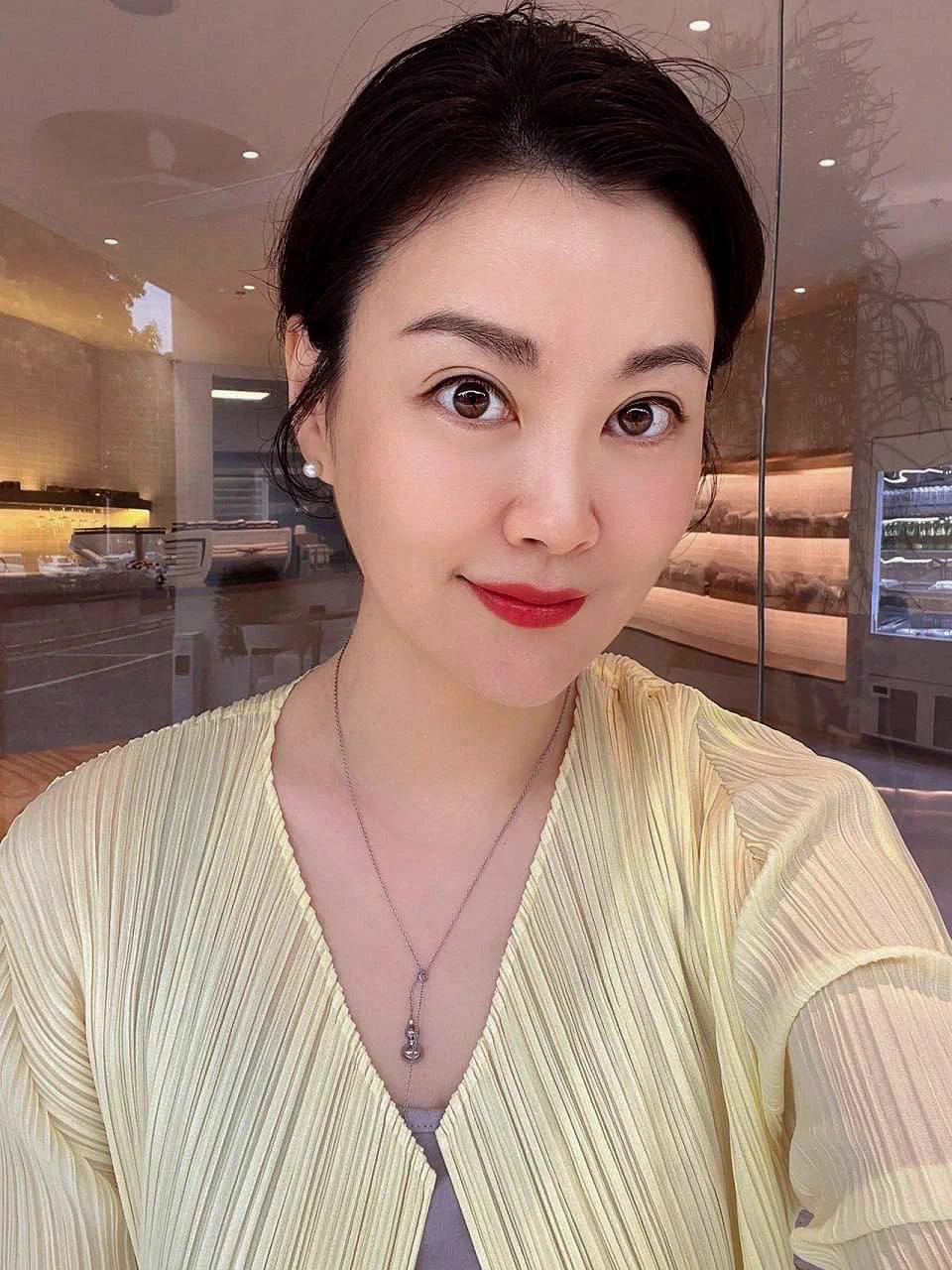 想不到吧，你们眼中为人师表的老师其实上班也不爱穿内衣，但台下的学生也看不见呀～都是在课后偷偷暴露出来的…#露出有时候老师也很期待能被发现并拍下这艳人的一瞬。当作手机常用的壁纸～时时刻刻被奸视着…… https://t.co/D96cztQ2WK