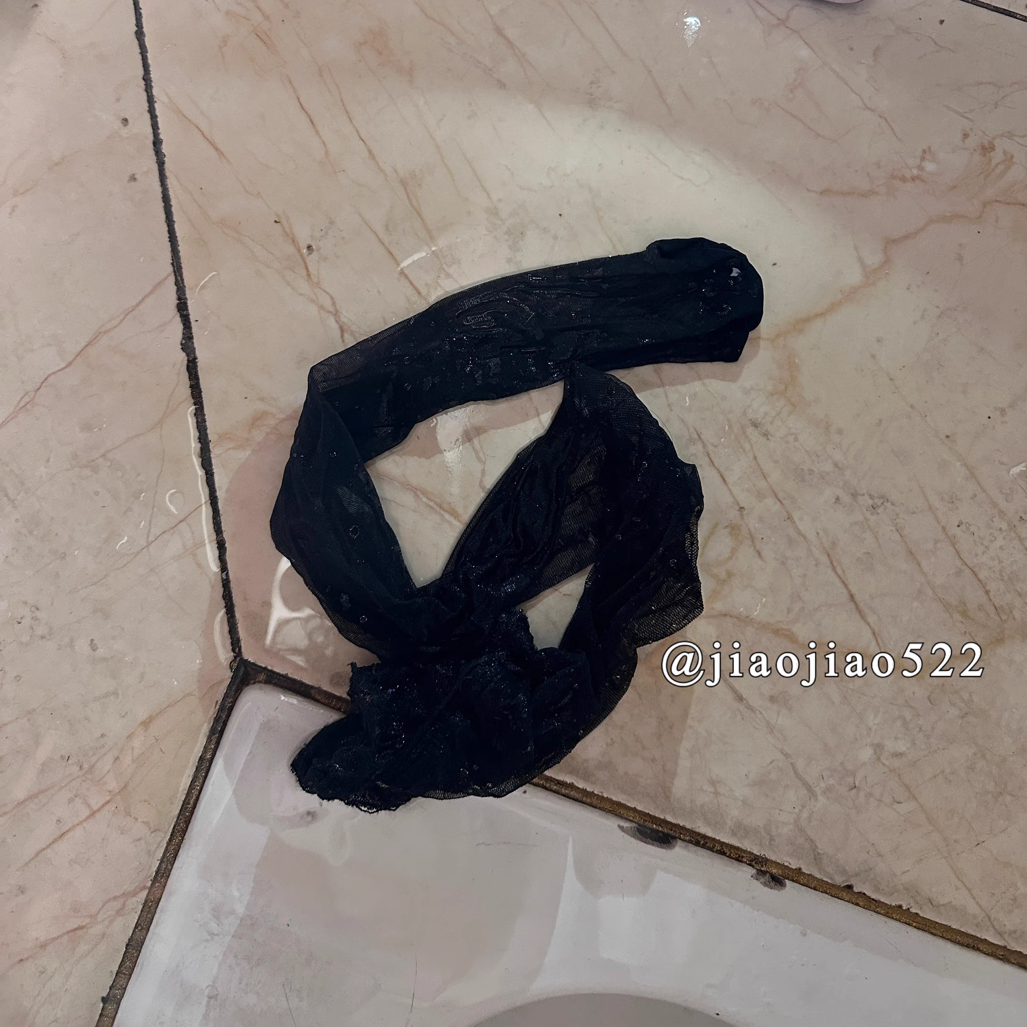 男厕隔间偷偷手冲喷水 不知道谁会看到我留下来的一条黑丝🎁隔间小便池各一只😘ps：视频冲着的时候有人进来上厕所讲话紧张又刺激的经历……@SMlnZhl @SMlnZhi https://t.co/8MuyR1DcDk