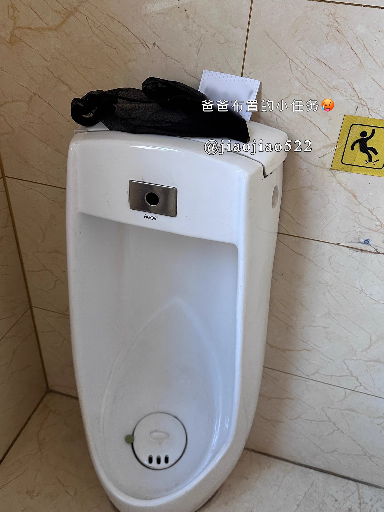 男厕隔间偷偷手冲喷水 不知道谁会看到我留下来的一条黑丝🎁隔间小便池各一只😘ps：视频冲着的时候有人进来上厕所讲话紧张又刺激的经历……@SMlnZhl @SMlnZhi https://t.co/8MuyR1DcDk