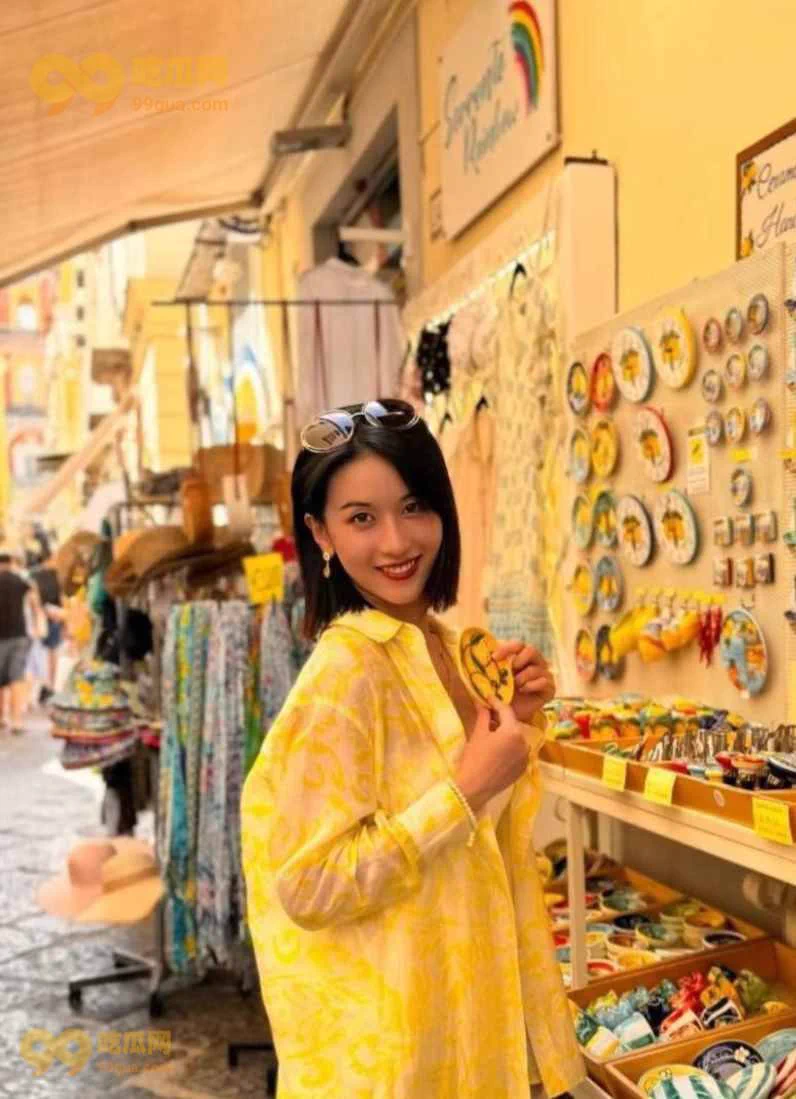 🍉#99吃瓜网 #今日吃瓜 #北大 “北大高学历女大的15秒” 一段北大高学历女大学生的不雅视频在网络上被泄露，视频长达15秒，内容令人瞩目，瞬间引爆社交媒体。简直诱惑无限，看下来，小编觉得视频比照片好看！有想看的戳👉https://t.co/EKWozQpMjm https://t.co/Th0tLWQZAo