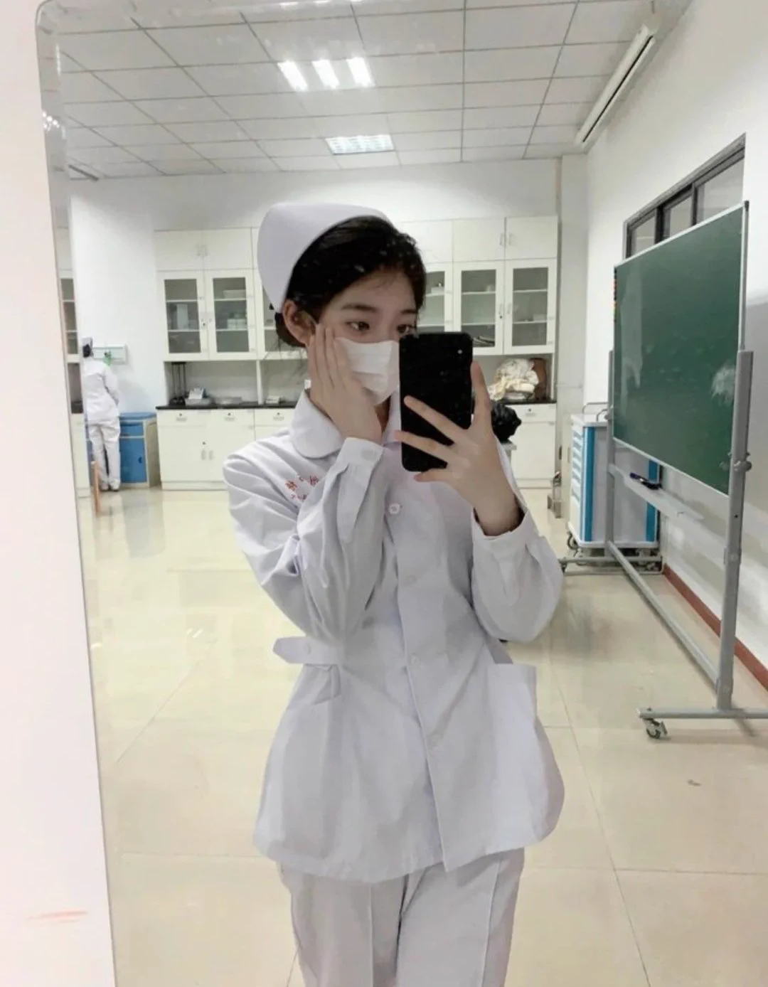 听说医院男女关系比较乱，刚毕业还不信。现在我也不知不觉成为其中的一员了😂在医院我是病人眼里的白衣天使，是主任的小跟班。下班了就是主任的玩具，他想射哪就射哪🐶好想让粉丝来医院找我做，那样跟刺激🥰主页有联系方式 https://t.co/301DoR7LYQ