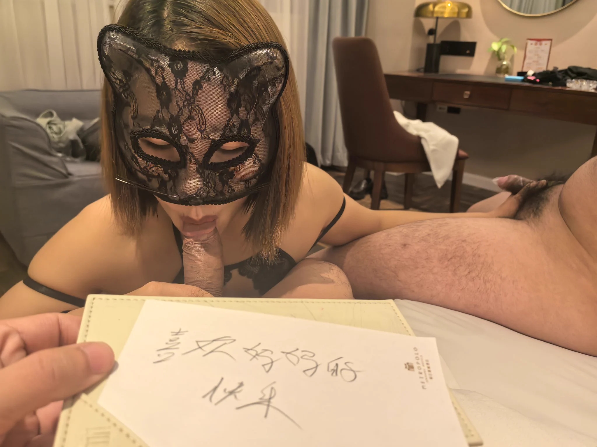 马上期末考了，今天打电话给老师诉苦聊天。说学习压力太多，学分挣不够过年都不敢回家。想让老师帮我考前放松一下，想看老师给其他男人舔鸡巴就把2025年的第一炮送给他了，还专门做买了情趣内衣。 https://t.co/OfBBLOysXA
