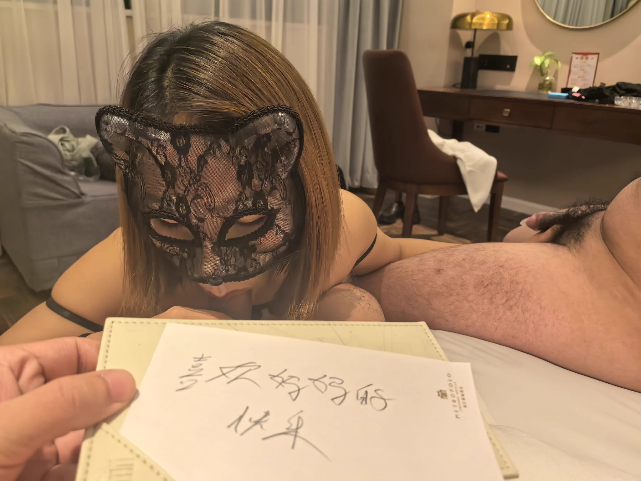 马上期末考了，今天打电话给老师诉苦聊天。说学习压力太多，学分挣不够过年都不敢回家。想让老师帮我考前放松一下，想看老师给其他男人舔鸡巴就把2025年的第一炮送给他了，还专门做买了情趣内衣。 https://t.co/OfBBLOysXA