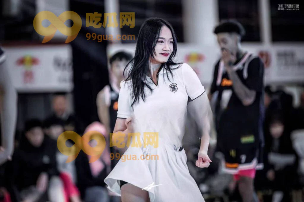 🍉#99吃瓜网 #今日吃瓜 #大学“新年第一瓜，跨年夜偷情被抓？ ” 福建华侨大学啦啦队员应亚菲跨年夜骗男友回家陪父母，结果自己去外面跟别的男的跨年，男的还把视频照片发给男友，疯狂挑衅！这也算是主动式给抓奸？视频👉https://t.co/xaQv10zyAX https://t.co/za8uFjPJTg