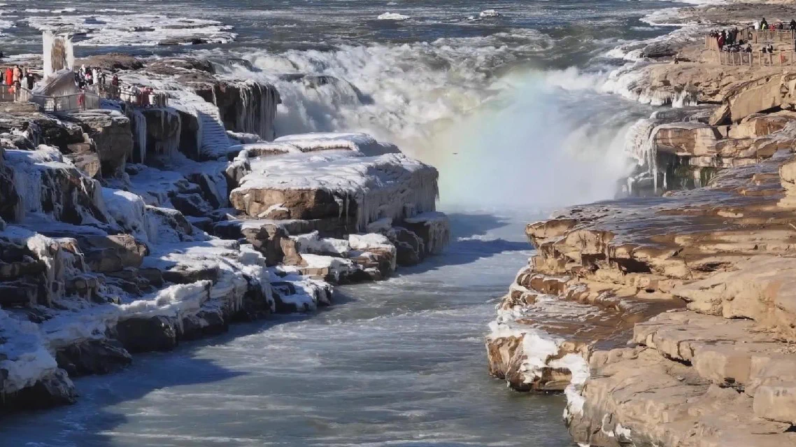 Visitors amaze at majestic icy spectacle at Hukou Waterfall in north ChinaAs temperatures plunge, the Hukou Waterfall, China's second-largest waterfall, located on the border between Shanxi and Shaanxi provinces in northern and northwestern China, transforms into a stunning icy waterfall spectacle, drawing crowds of tourists and photographers.https://t.co/aJHUonMblw