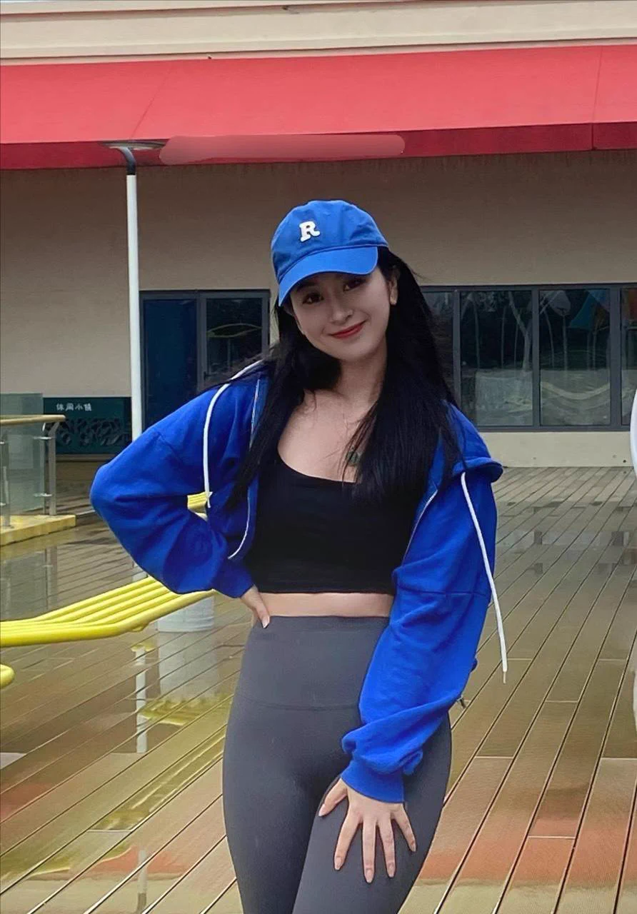 不知道发什么，简单介绍下自己～30岁小少妇一枚🤩平时在家喜欢做瑜伽，让皮肤保持紧性💕喜欢性爱，喜欢展示自己～发现推特感觉像是打开了新世界的大门，随便发发，喜欢的可以关注～ https://t.co/HC1anYGmGH