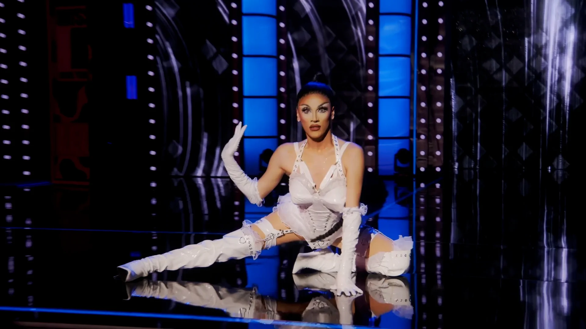 ¡Dame mas leche! 🥛😋 #DragRace @jewelssparkles_ https://t.co/GDlUWQFLM8