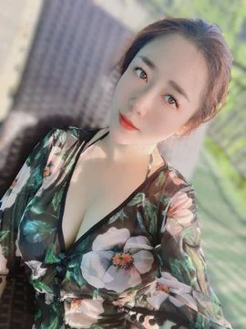 每个人都有每个人的生活， 作为30多的女性来说，性生活实在再平常不过，生活也需要适当的刺激打破瓶颈。这才是人生和哥哥去温泉酒店，人家服务员妹妹还没走呢，就忽的把我上衣撕烂，掏出大鸡巴让我舔，我就在那愣住的妹妹面前舔了起来，然后她就跑走了。 https://t.co/HKmZ3FckYB