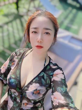每个人都有每个人的生活， 作为30多的女性来说，性生活实在再平常不过，生活也需要适当的刺激打破瓶颈。这才是人生和哥哥去温泉酒店，人家服务员妹妹还没走呢，就忽的把我上衣撕烂，掏出大鸡巴让我舔，我就在那愣住的妹妹面前舔了起来，然后她就跑走了。 https://t.co/HKmZ3FckYB