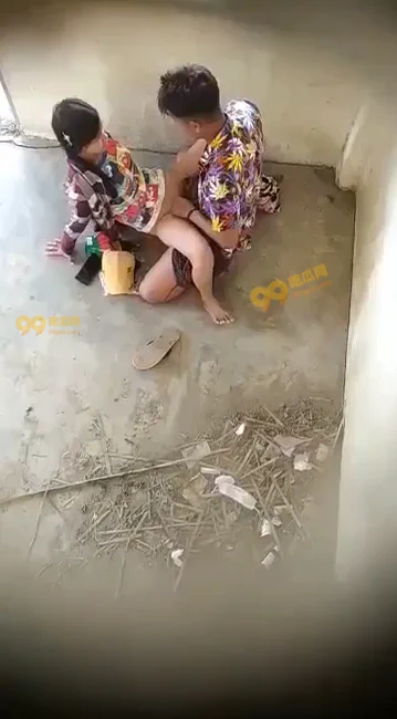 🍉#99吃瓜网 #今日吃瓜 #偷拍“猜我发现了啥，🤪急不可耐的小情侣在网友家楼下幽会！” 25年第三天，广州某小区3栋楼下来了对璧人！😂网友探头准备看看，小情侣就已经急不可耐的“连接上了”关键女方还在打电话，真是休闲娱乐两不误🙂‍↔️完整视频👉https://t.co/EKWozQpMjm https://t.co/wooT3vTKib