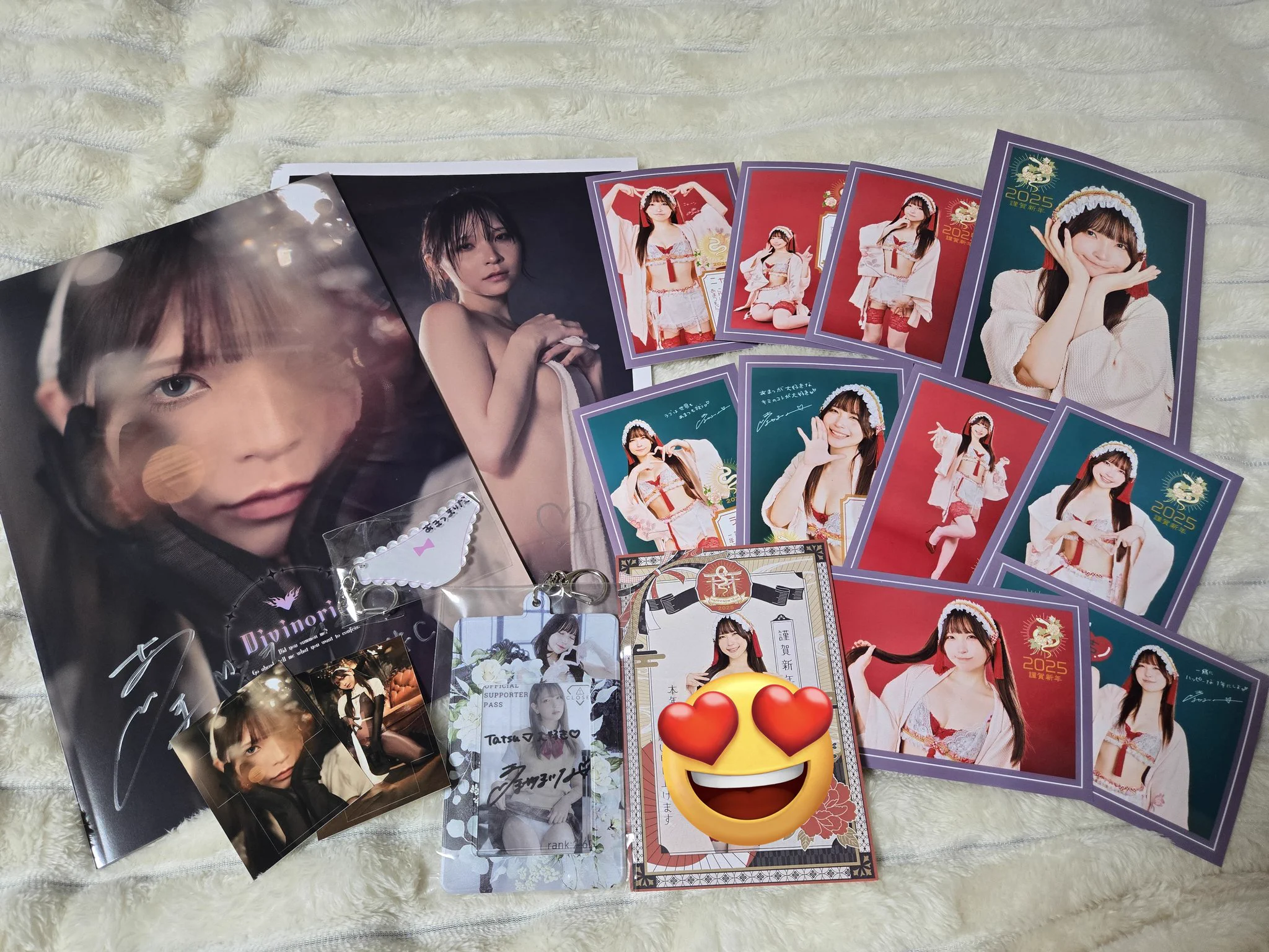 @R_Ap8_ #あまつまりなおみくじブロマイド全部は揃いませんでしたが、最後に2L版引いたら出てなかった可愛いお顔upだったので大大大吉です！年賀状も届いていたし新年から最高です🙏✨先日のコミケの作品達も最高で、眺めながら良い新年になりました🎍ぱんつアクキーのサイン最高🤣 https://t.co/c4m0VSL9os