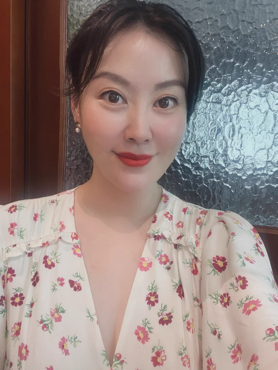 想不到这个看上去瘦瘦小小的粉丝鸡巴这么大，我的嘴都塞不下！只能当像吃棒棒糖那样，吮吸那超大的龟头我越吃起觉得好吃，又硬又软的，味道咸得可以 大叔也没想到我这么喜欢且陶醉地吃他的鸡巴 #记录不一样的日常结果没二下就射了，我伸出舌头舔舔嘴角，一点都不剩#只约素质男#宁缺毋滥 https://t.co/x0k1xnu7HM