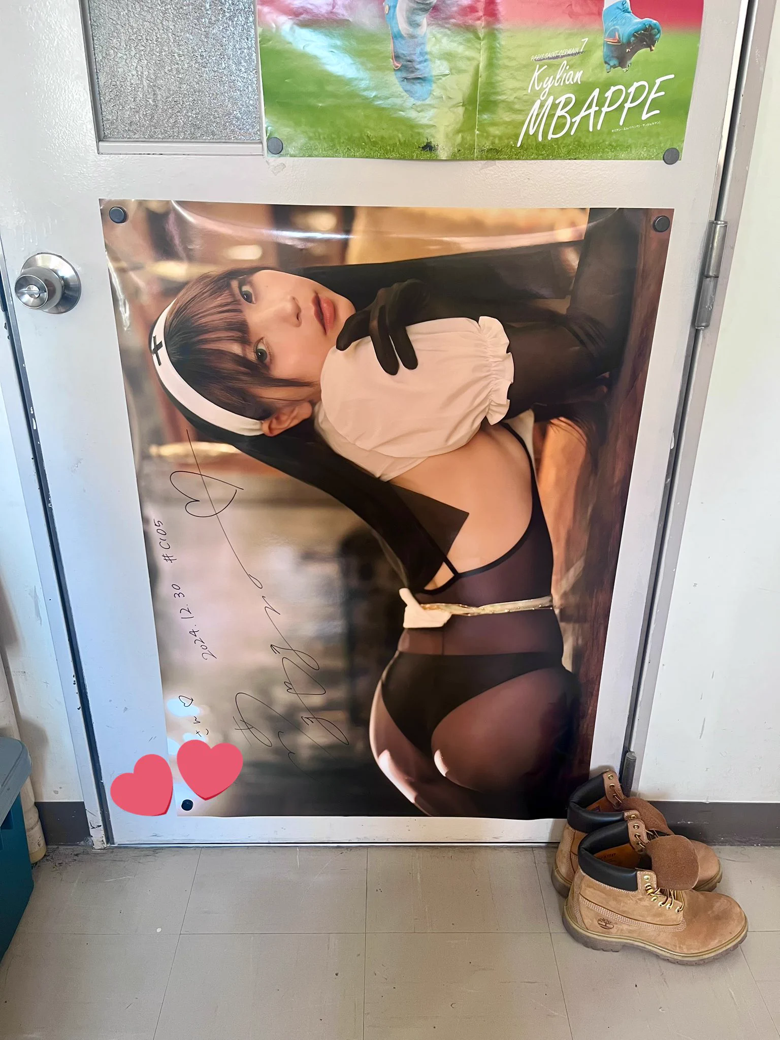 あまつ様(@R_Ap8_ )今回の戦利品の目玉。壁サーの並びで動けないとこを友達が代理でじゃんけんして勝ち取ってくれました😢うーん、すきの一言。ぼくがいちばん好きなシスター衣装をこのデカさで堪能できちゃう。確実に等身大以上ある。あとデカすぎて横で貼れるとこないのが問題です笑 https://t.co/6bcbLN9yct
