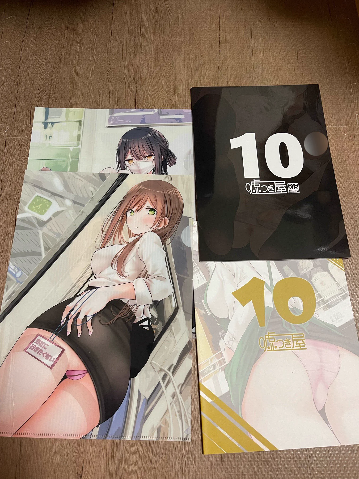 大嘘先生(@U_S_O)の新刊2冊届きました！店員ちゃん可愛い☺️ 今回の新刊もフェチズム全開で堪らないです👌今回の冬コミは会場に行けなくて、現地本手に入れられなかったのが残念😢次の夏コミでリベンジします〜#C105 https://t.co/nqMkrJintg