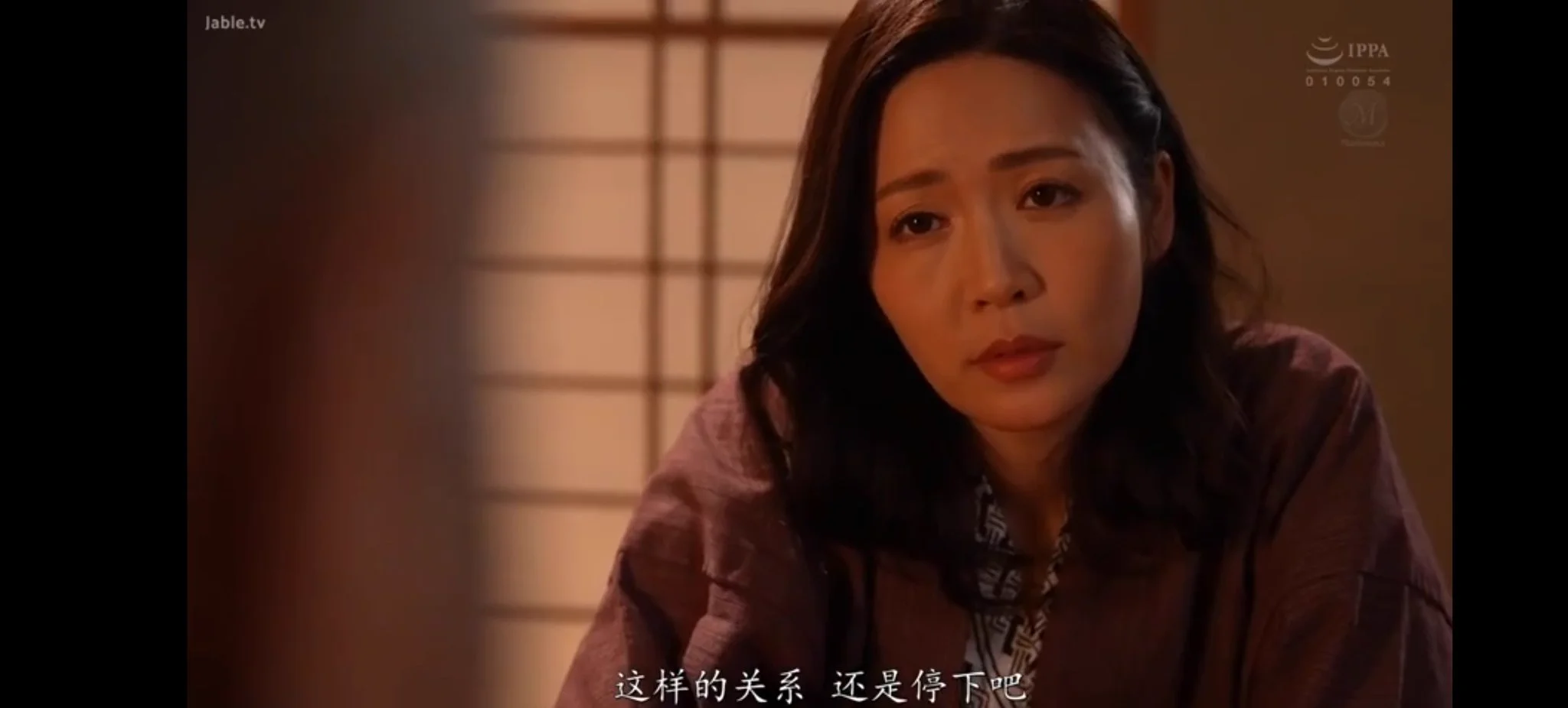 夫妻的性生活数量和质量都是很重要的指标。如果夫妻之间没有了性生活。丈夫会对妻子失去耐心，变得压抑，对家庭以责任义务取代爱意。而妻子会感受到缺爱和缺乏关心，容易焦虑、嫉妒，容易变得枯萎、畏缩、刻薄。很多男性习惯了自己解决问题，其实性生活是需要两个人共同重视的。1，没有固定的性生活数量指标。要有适合自己的节奏。我和平嫂就是按月计算，我们一个月4次就算达标。2，很多夫妻都是婚前如胶似漆，婚后弃如敝履。最终无性婚姻。这种关系其实是没有下功夫的。伴侣关系靠经营，不是靠激情。3，一次吃饱吃好，可以顶很长一段时间完全没有性生活。质量很重要。4，实在不想做的时候，可以培养感觉。性兴奋需要调动。两个人在一起，手机放很远，聊会闲天，调调情。一会就干柴烈火了。5，不要把性生活过成一种项目。固定的性生活模式会导致极度乏味。激情需要不确定性。6，完全没有性生活。长期没有高质量的性生活。都是伴侣关系的警钟。值得重视。