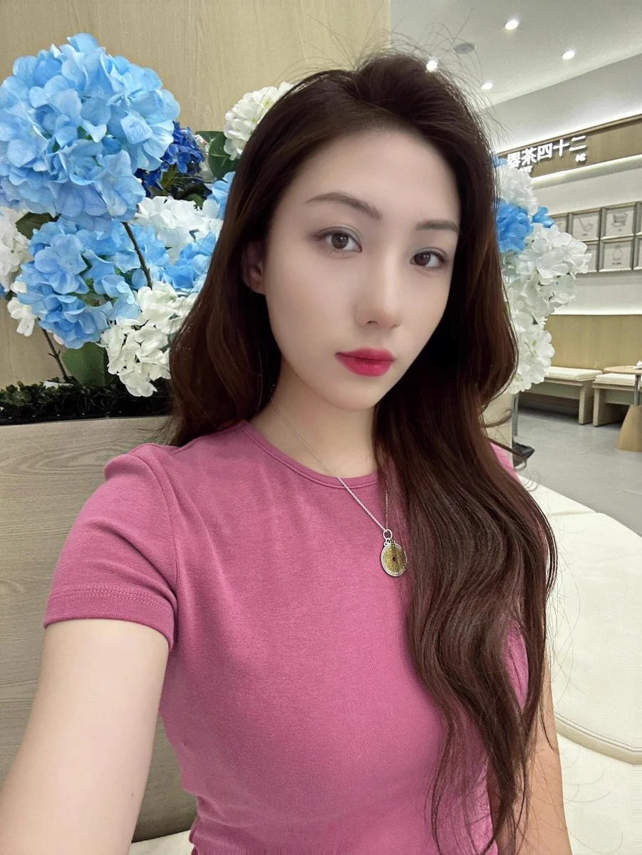 真是的，也不知道谁把奶茶洒在椅子上了，坐下去没注意把裙子都给弄湿了。最主要穿的还是开档丝袜，内裤也湿了…哎，最近是不是因为没被滋润，做事迷迷糊糊的…果然性爱才让人精神十足吧～ https://t.co/oTCbyvWF0w
