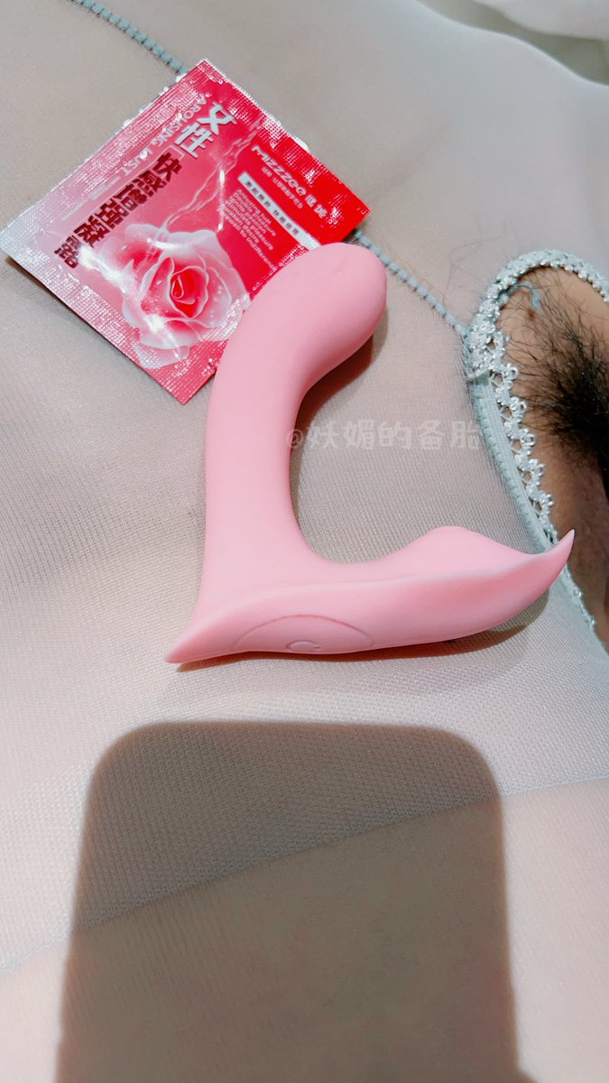 假阳具与穿戴跳蛋测试（三）：
抽一个粉丝来远程控制，戓跳蛋穿戴出行远程操控然后录下来发我。媚儿能同意一方面是失恋了，另一方面是她家里的性上也无法满足她，她需要能发泄的港湾。而我这个前任备胎这两年对她照顾有加，并且我们都憋了好久都需要发泄下，我不能实质性进入但可拍照，所以将就看吧！ https://t.co/BUzDlW7kjf