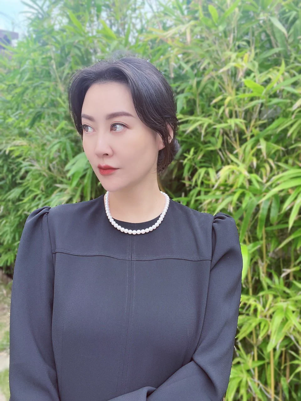 朋友圈 vs 推特 大家好像都想看对比照，那老师就给大家发一下吧～在朋友圈都是发穿着上班的衣服，大家都觉得我职业端庄…但在推特上我还是更喜欢发半透不漏的样子，很有暴露自己的感觉，粉丝还想看什么，下次老师再拍 https://t.co/cUC0aP5PwE