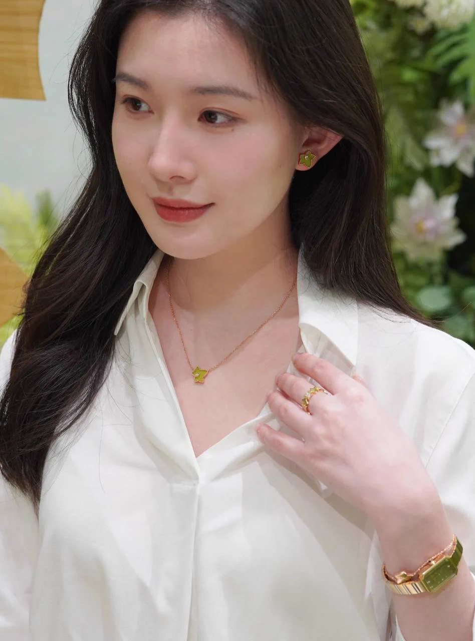 翻手机看到上周和粉丝的视频，第一次这么刺激… 感觉自己特别敏感，可能也是太久没做爱了吧，直接被操到潮吹了… 现在太忙好久没有这种刺激了，好想再试试啊 可以主页（私信我）报名，礼貌的都会回复的～ https://t.co/12VtHFLFaN