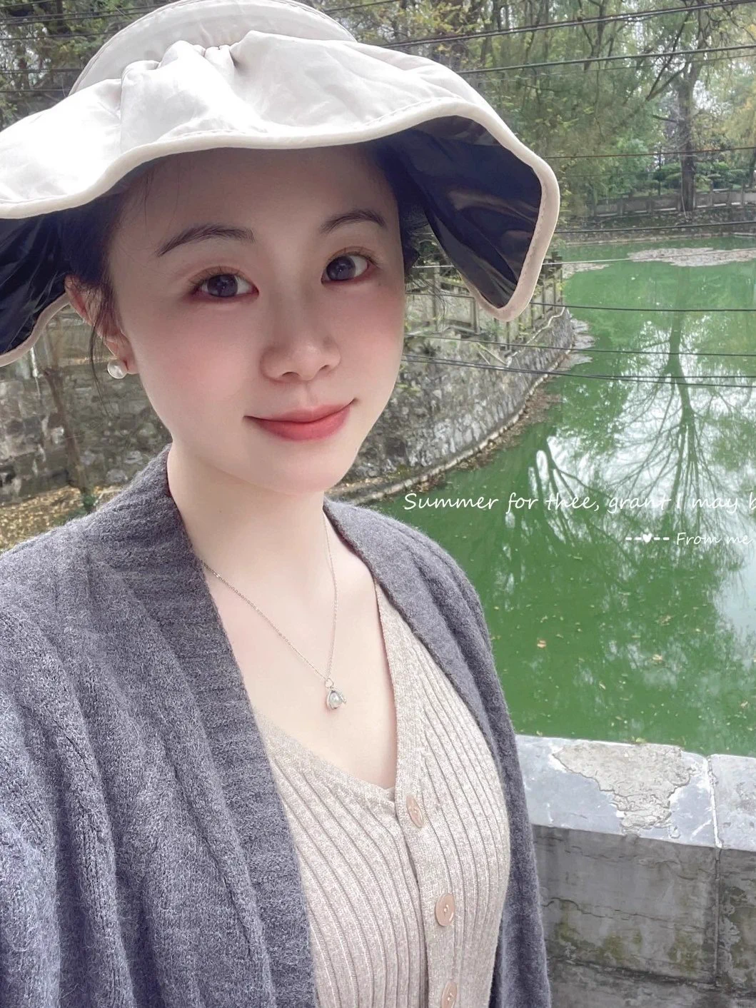 趁着午休的时间在公司旁边的公园散散步，不然太容易困了～突然间欲望来了，就想大胆一次…本来就是没穿内裤的，直接给丝袜撕了个洞，把小穴拍给你们看…真的好刺激，就是一会儿上班的时候很容易走光啊…（在推特就要大胆点，线下可约，私信报名就行～） https://t.co/kIFDyrfmf6