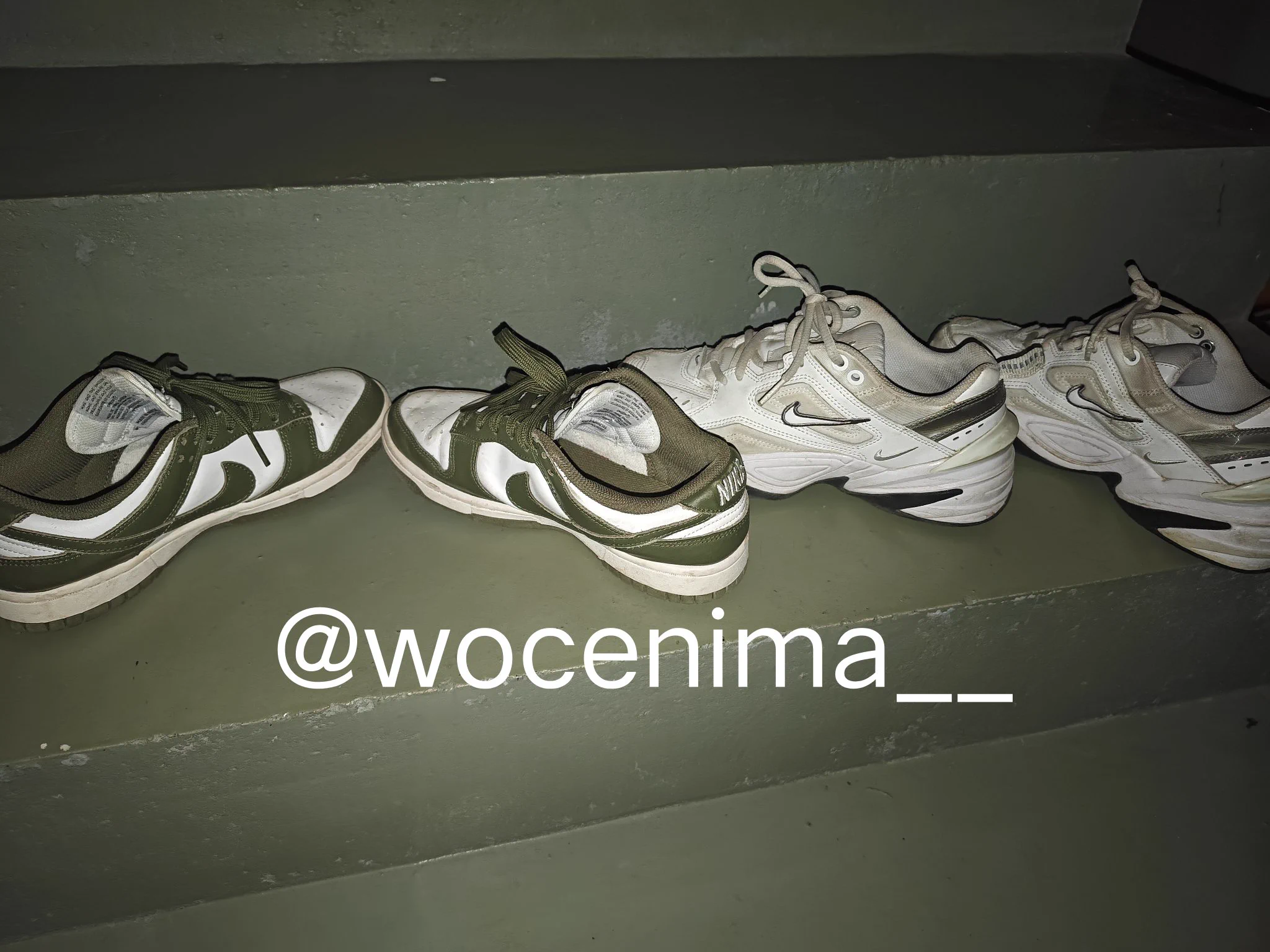 老点转悠一下发现新鞋 原来是女大学生放假回来了哈哈 两双nike都香香的 门口的长靴更是香 不过对长靴不太感冒哈哈 最后还是射在nike里面了 #扫楼打胶 #扫楼 #打胶 #长靴 https://t.co/cmrxHkgW9A