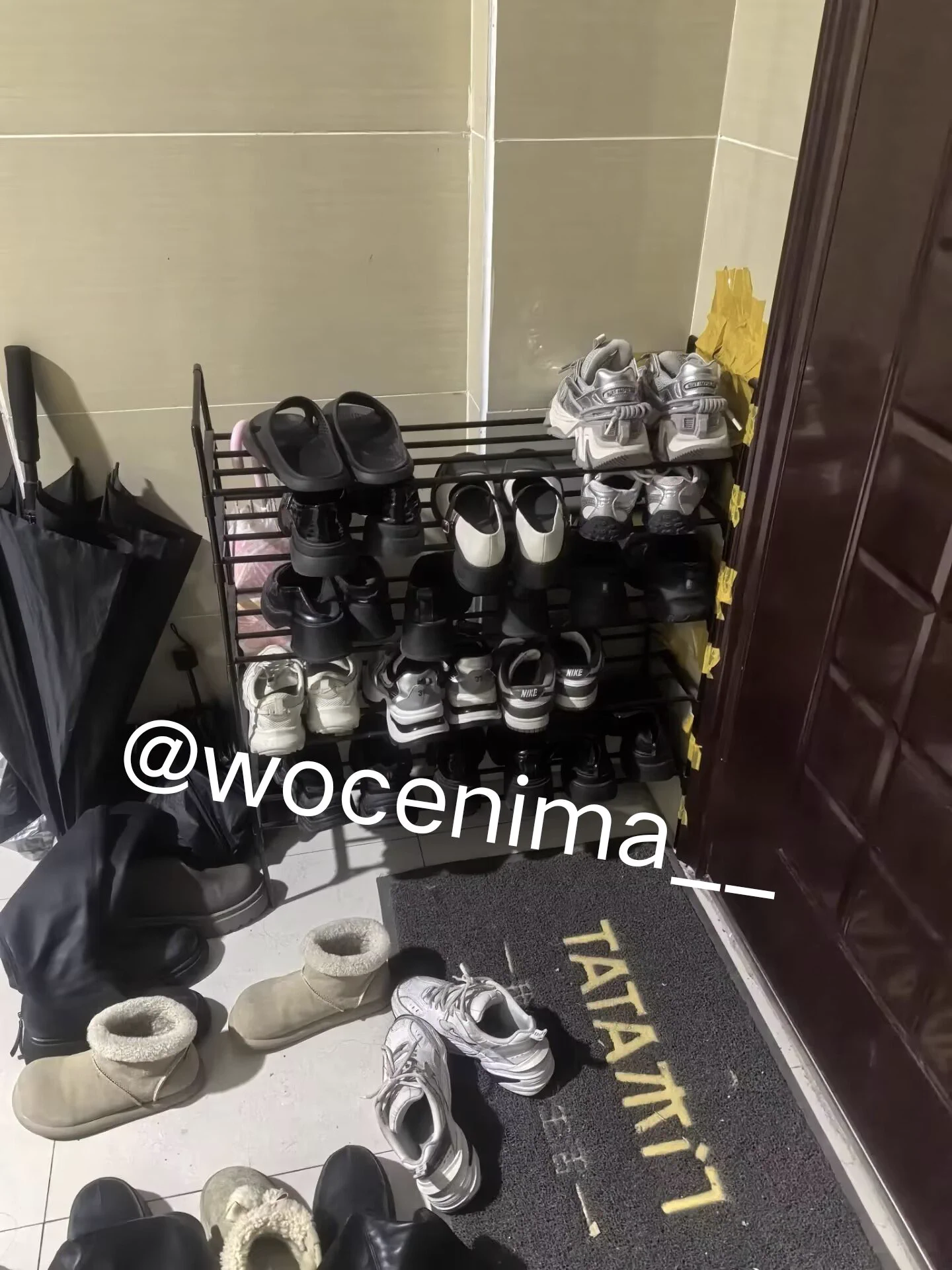 老点转悠一下发现新鞋 原来是女大学生放假回来了哈哈 两双nike都香香的 门口的长靴更是香 不过对长靴不太感冒哈哈 最后还是射在nike里面了 #扫楼打胶 #扫楼 #打胶 #长靴 https://t.co/cmrxHkgW9A