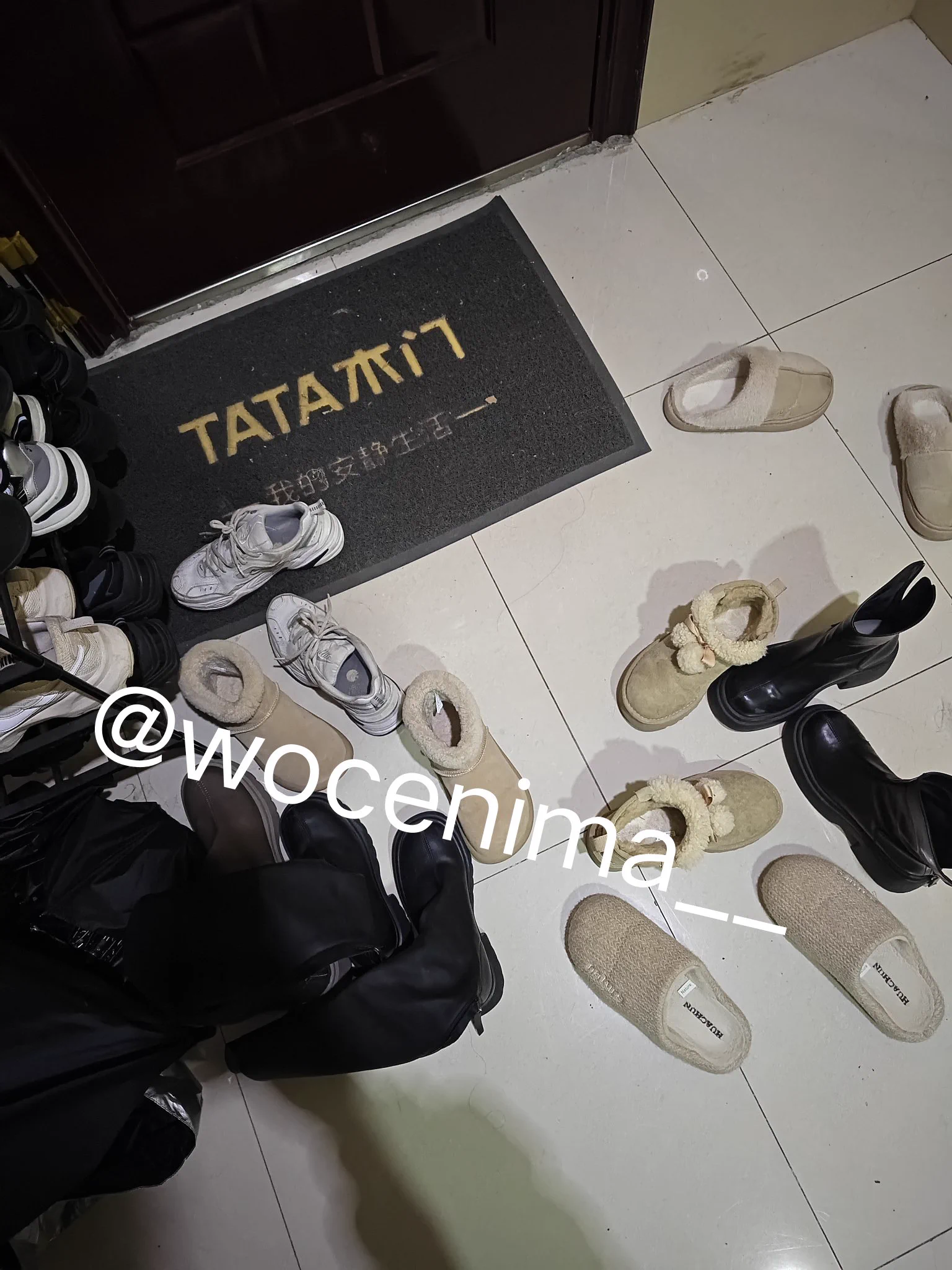 老点转悠一下发现新鞋 原来是女大学生放假回来了哈哈 两双nike都香香的 门口的长靴更是香 不过对长靴不太感冒哈哈 最后还是射在nike里面了 #扫楼打胶 #扫楼 #打胶 #长靴 https://t.co/cmrxHkgW9A