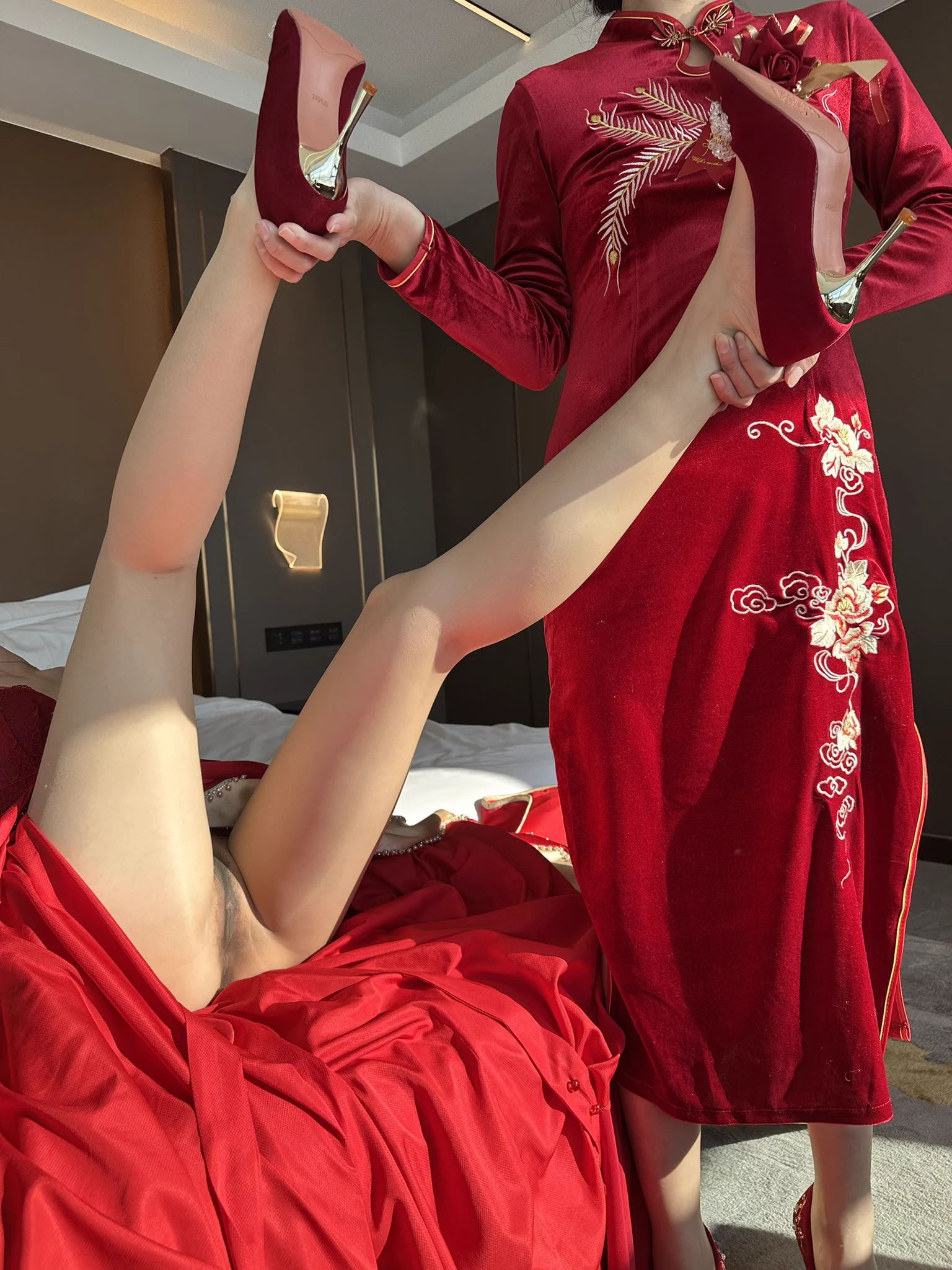 来炸一炸哈哈哈哈哈岳母掰开新娘的腿等你插，你还犹豫什么。还不过门槛？ https://t.co/9i73NWVWFt