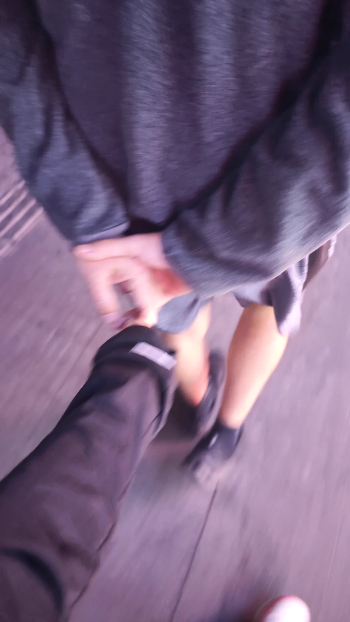 我俩跑步一般是我跑他跟，我跑里面他跑外面，他怕他跑得快我跟的难受，又怕我跑外面被车碰。 于是，天上是明月，脚下是直路，身边是爱人，夜晚的小风一吹，我不自觉提速。 他跟上来问我：怎么突然跑快了？ 我偏过头冲他笑：跑爽了呀！ 六公里快乐！ https://t.co/KVgFXkdSiT