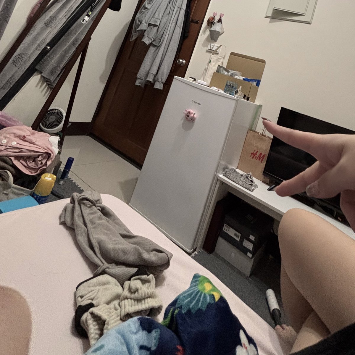 半夜整理房間特別有幹勁

（但整理到一半還是會躺床滑手機）
（現在就是） https://t.co/MMOqg1InhJ