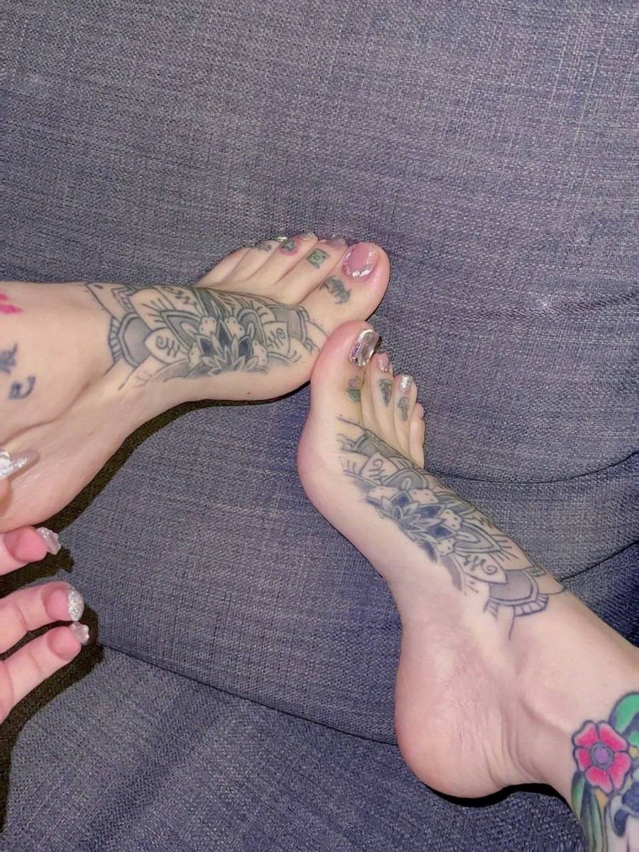 高贵快手仙女的社会纹身脚，每天不穿袜子穿鞋一股味，特别酸

但是指甲好精致，纹身好清纯啊，一看见就想给她当人体臭脚清理器

电报聊天群：https://t.co/LtD5HbXtOG

#精神小妹 #无脑上供  #冤种  #舔狗  #洗脑 #奴下奴 #白给 #红框挑战 #男M任务 https://t.co/SQPUB7iw5E