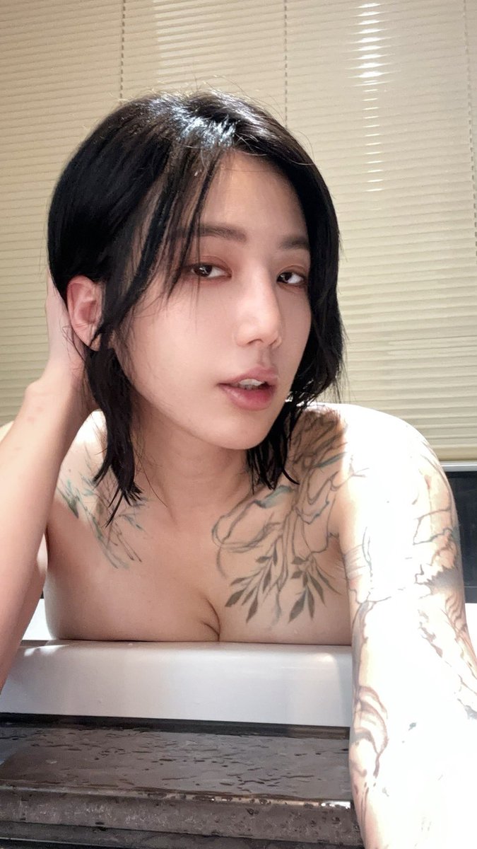 喜歡皺眉還是我的臉😋😋😋😋 https://t.co/UoEMJlBd0f