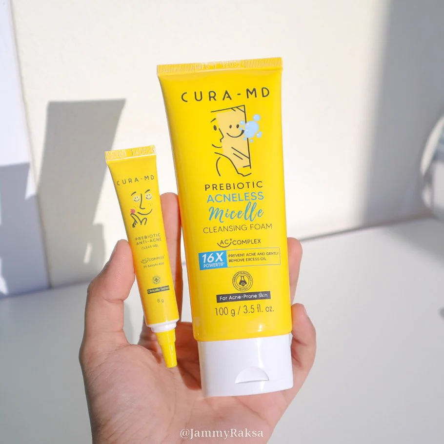 เจอ CURA-MD คู่นี้ไปสิวสงบเลย เห็นแบรนด์มาสักพัก ปกติชอบล้างหน้าด้วยโฟมเซรั่มสูตรลดสิว ช่วยผลัดเซลล์ลดสิวอุดตัน เนื้อโฟมนุ่มมมม ล้างแล้วผิวไม่แห้งเอี๊ยด ผิวยังชุ่มชื้น ละช่วงไหนสิวเป่งๆทาเจลแต้มสิวก่อนนอน ตื่นมาคือสิวยุบละไม่ทิ้งรอยอะ ผิวไม่ลอกไม่แห้ง ช่วยลดการเกิดสิวใหม่ และทั้งคู่เป็นพรีไบโอติก ช่วยเสริมความแข็งแรงของผิว เหมาะสำหรับคนเป็นสิว ผิวแพ้ง่ายใช้ได้เลย