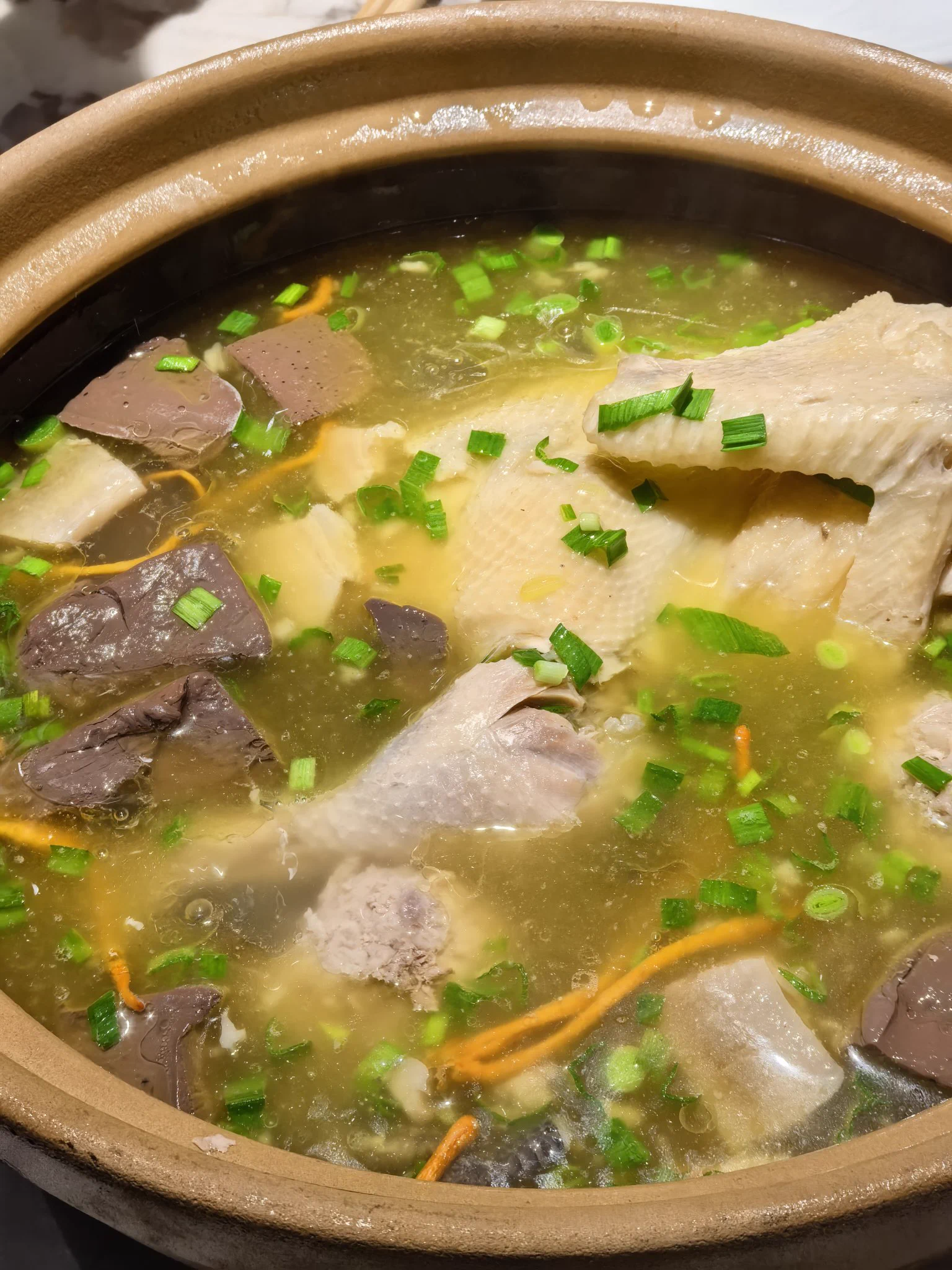 前两天陪家里二姨吃饭。二姨提到自己90年代在电视台工作时，为了给观众做出好节目，工作入了迷，日夜自学各种音乐知识，舞美技术，多次出国从来都是直奔学习地点，甚至无心游玩。后来果然做出了很多难忘的作品，成为了很多人的时代记忆。感慨以前的社会精英眼界之开阔，责任感之强烈。想想现在很多所谓精英都是什么德行？一个比一个眼界狭窄，不接地气。他们思想的闭塞不在于他们不了解外部世界，而恰恰体现在不知道大众和民间为何物。这可能也是全世界的通病。