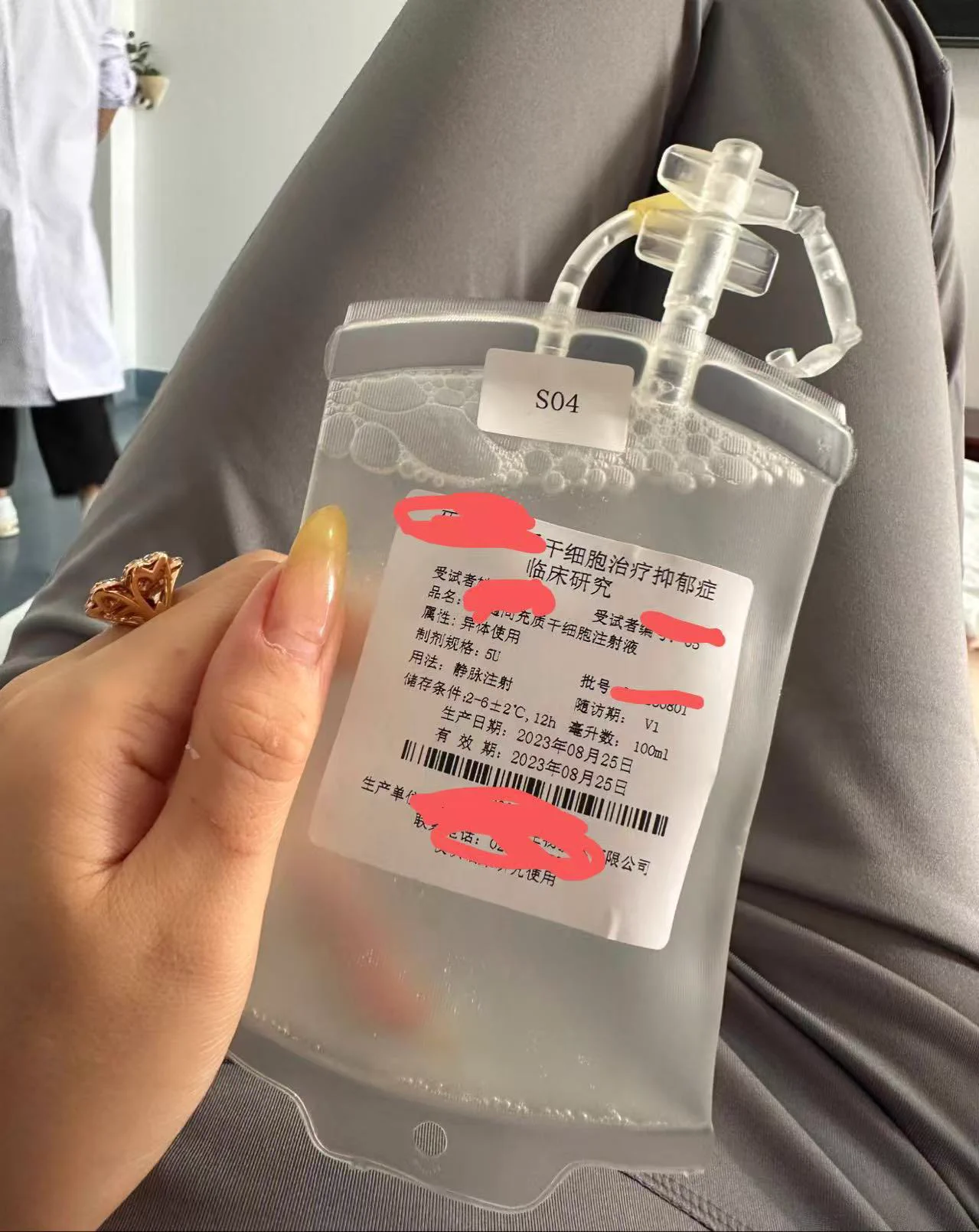 发出来确实也是没办法了，我还是在向外求认同，一直没有说吧。14岁吧从父母离异的时候，其实根本不在乎她们离婚，只想求我妈要我，她别不要我，那时候轻微的划几刀让家人重视我开始，可能已经开始生病，确实没换来什么，还是被抛弃到大姑家，寄人篱下每天怎么想着能讨好大姑给我点好脸色，只能帮着骗我爸钱给大姑点生活费，我被家里亲戚搞的无法上学，去上了职业技校，没想到15岁还是被强奸，不是那种真的变态拉到小树林那种，同学拉到量贩式唱歌，然后被所谓他大哥强奸，事后还因为我没有流血，说我不是处女，然后我换上了斯德哥尔摩综合症，我没多久被搞大了肚子，是的，他家是个收废品的，我记得是安徽的，他妈妈说要不然娶了我，他嫌弃我太胖（导致我现在无论如何都不会让自己胖上去）我被这样打了胎，我第三天流产让他在我家又给一顿啪啪啪，我可能就是这样很小打胎没有恢复好就后面造就了不孕不育，这么多年只要一上火或者一免疫力下降我就会犯盆腔炎，后来家里人发现他说不认识我，我跪着求家里人不要告他强奸，就这样我被家里人关了半年去了俄罗斯留学，到那姐姐设计陷害我，爸爸怀疑我不是亲生…省略一万字吧，某年某月。我遇到一面墙。我一头撞了过去。人没死。青春替我抵了命。后来又遇到一面墙。墙说它很软。不会撞疼我。我义无反顾的撞了过去。结果人是没死。心没了...到现在也没有青春了，其实已经30多岁了，反正划了上百刀吧，缝了里外三层那种也有4.50针吧，有的肉多的就看到脂肪，手腕的就快碰到肌腱吧，我其实脾气一直都不好，我选择伤害自己不是真的想死，我觉得这样能释放出来吧，能得到想被认可的人关注吧！我确诊开始吃精神分裂药是在2022年1月份吧，后来23年我退圈那一年各种抑郁症临床，中间发生的事我也不知道你们想不想听，说这么多其实我也想救现在的自己吧，遭受各种，离异，当三，用力爱，自己也出轨，骨折，各种治病，玄学出马，失恋，唯独没有学会爱自己吧，为了救自己艾灸上的腿上全是疤，被你们造谣说我是吸毒，得x病了，瑜伽是真的能找到个适合自己的运动吧，之前我从不想解释这些，愿意暴露给你们看身体，甚至在你们面前疯狂自慰，各种风油精，我享受疼痛带来的内啡肽，我一个缺爱到扭曲的人，会疯狂给正常人献爱，就像穷光蛋再给亿万富翁捐款.人我现在变得很麻木。就像当年吃阿立哌唑一样，只是那时候是无欲无求，现在是情感很迟钝，躯体化，被害妄想越来越严重，关键我现在只是没有感知幸福的能力了。我不知道什么是想要的生活！不祈求认同，可怜之人必有可恨之处！不过是用自己的绝望毁掉自己。这就是“不想好了”四个字的由来，真的是那一刻不想好了。